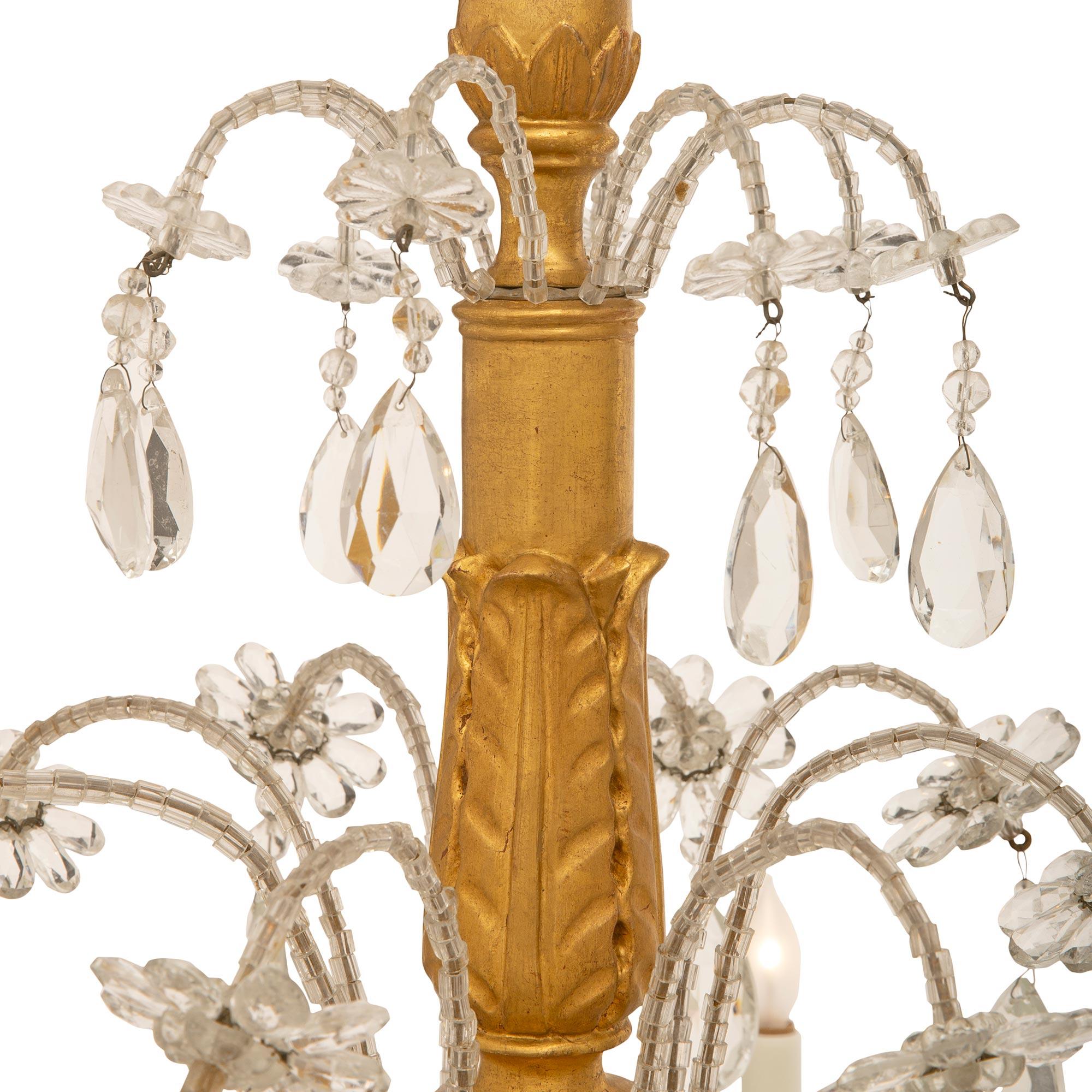 Italienisch 19. Jahrhundert Louis XV St. Giltwood, vergoldetes Eisen, & Kristall-Kronleuchter (Vergoldet) im Angebot