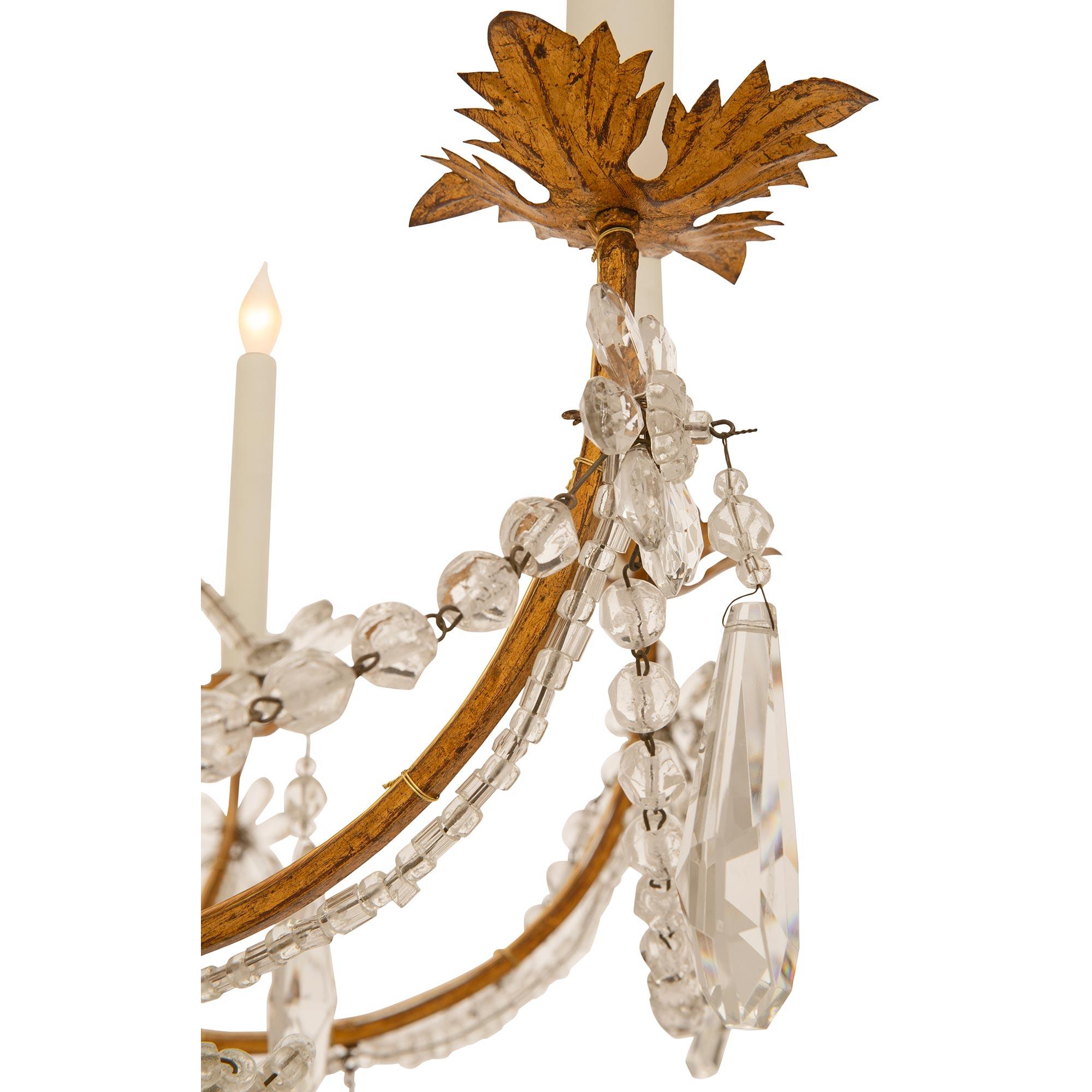 Italienisch 19. Jahrhundert Louis XV St. Giltwood, vergoldetes Eisen, & Kristall-Kronleuchter (Vergoldetes Holz) im Angebot
