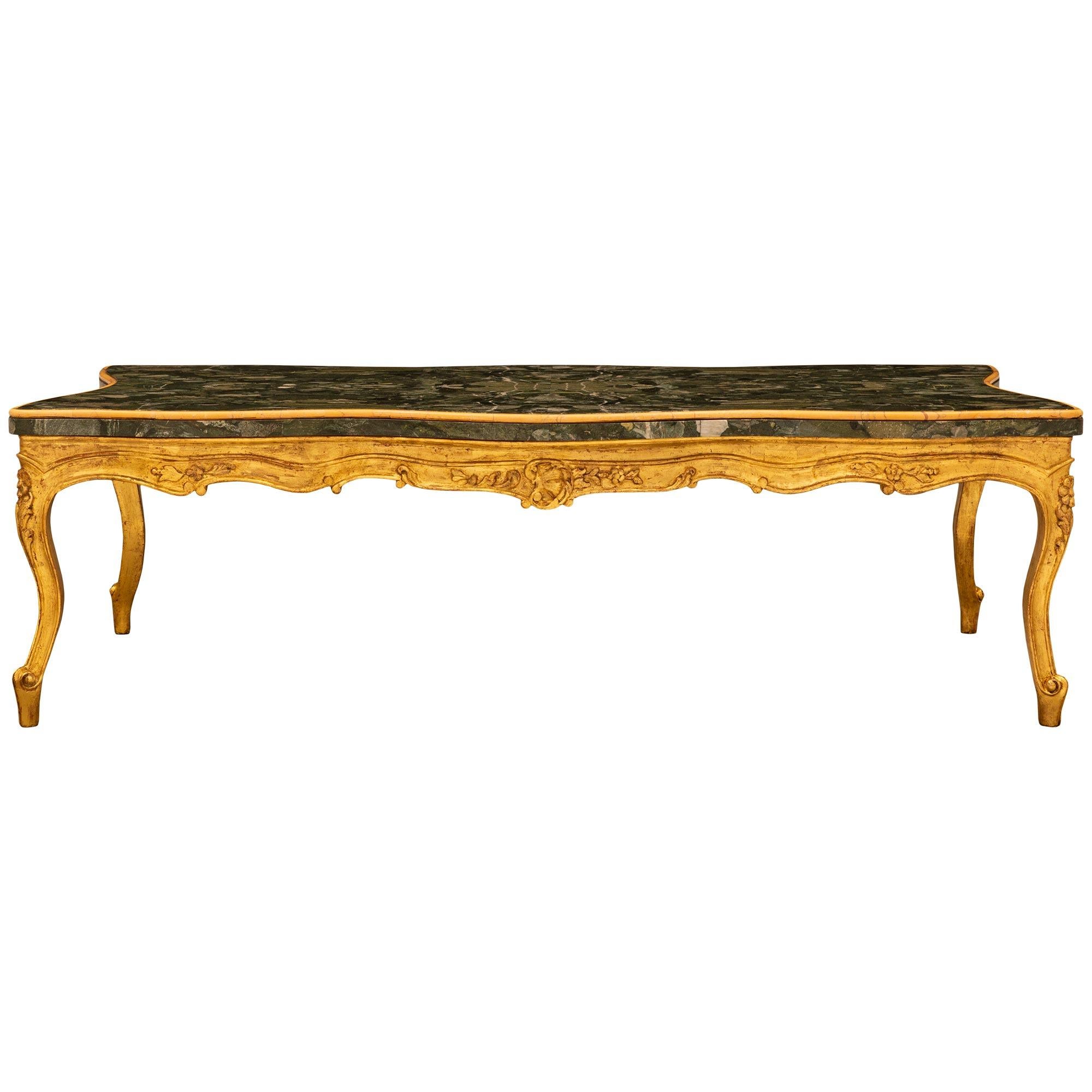 Table basse italienne Louis XV du 19ème siècle en bois doré et marbre en vente 5