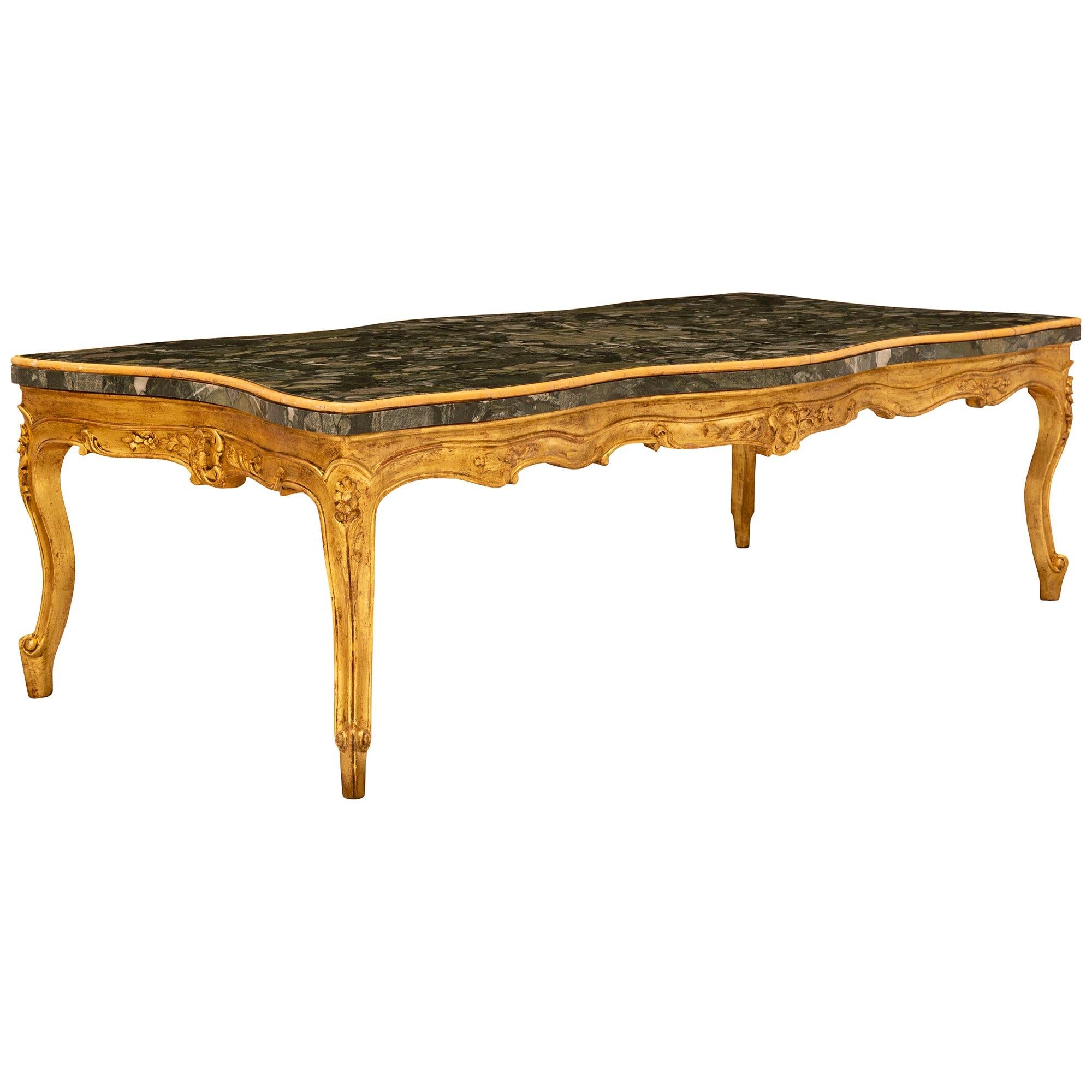 Table basse italienne Louis XV du 19ème siècle en bois doré et marbre Bon état - En vente à West Palm Beach, FL
