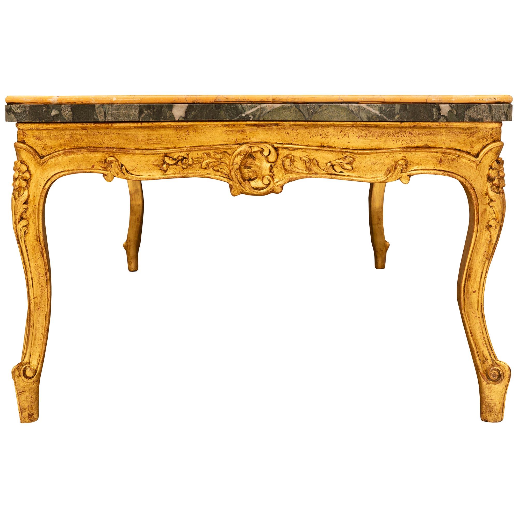 XIXe siècle Table basse italienne Louis XV du 19ème siècle en bois doré et marbre en vente