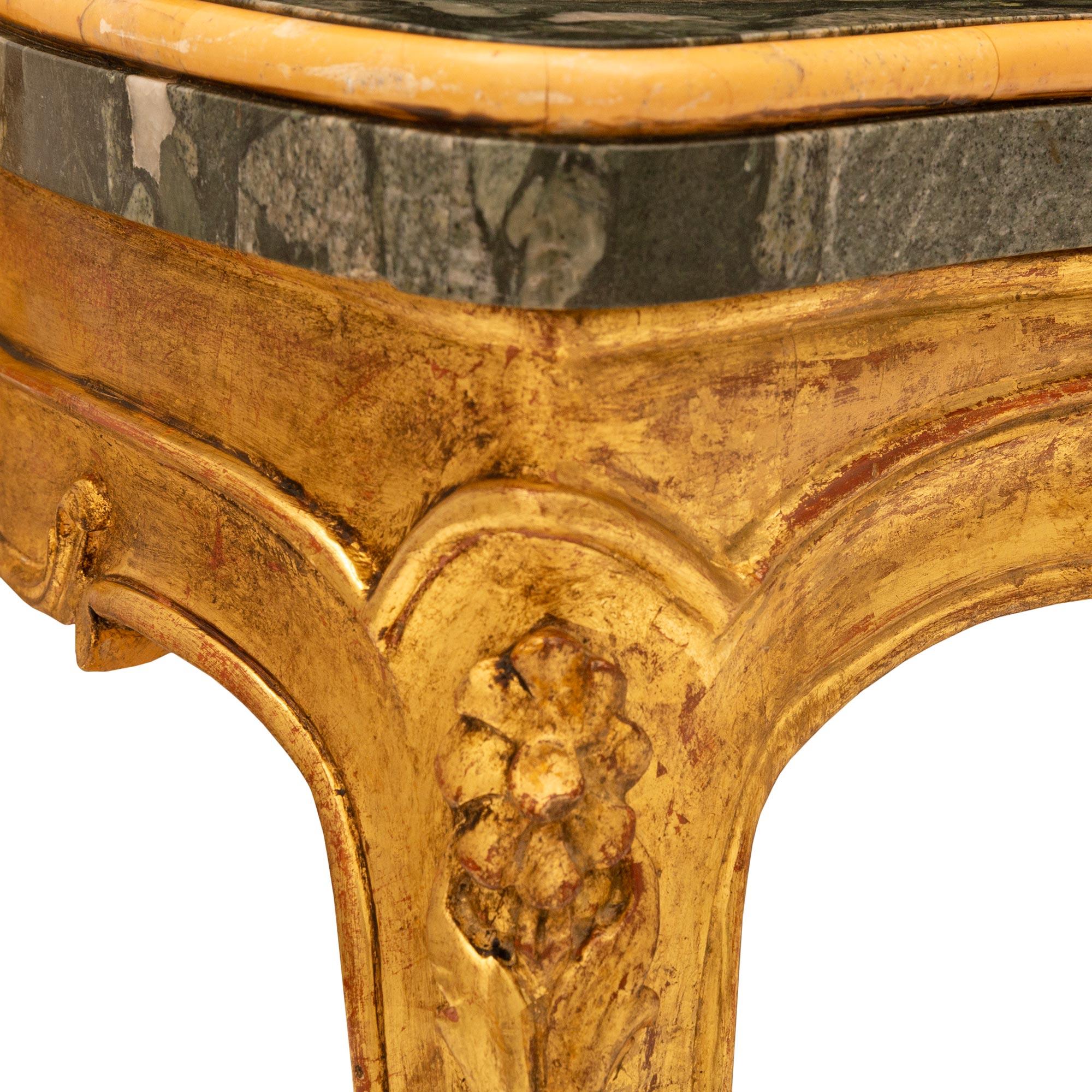 Marbre Table basse italienne Louis XV du 19ème siècle en bois doré et marbre en vente