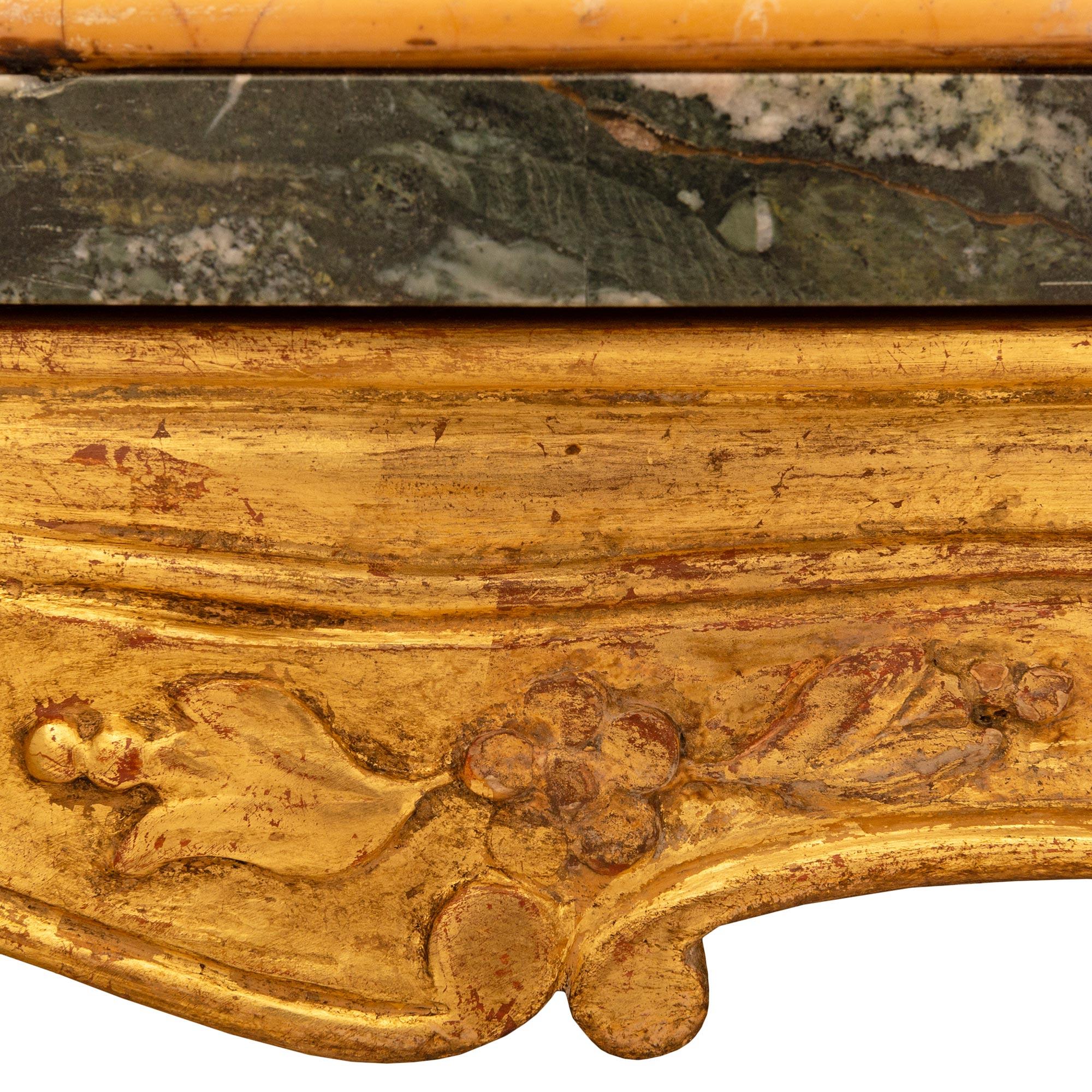 Table basse italienne Louis XV du 19ème siècle en bois doré et marbre en vente 1