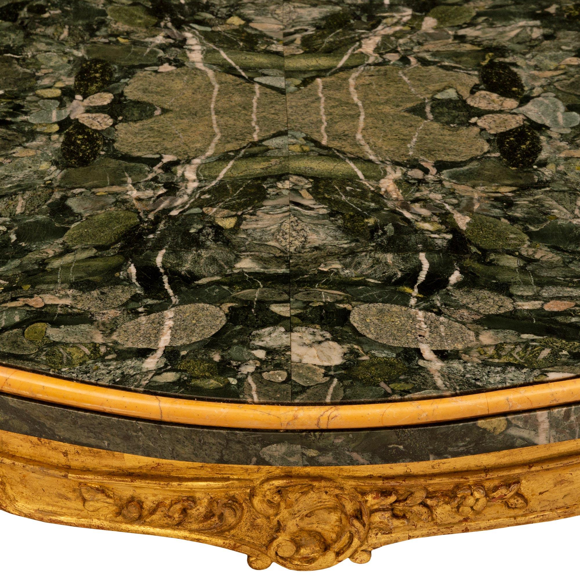 Table basse italienne Louis XV du 19ème siècle en bois doré et marbre en vente 2