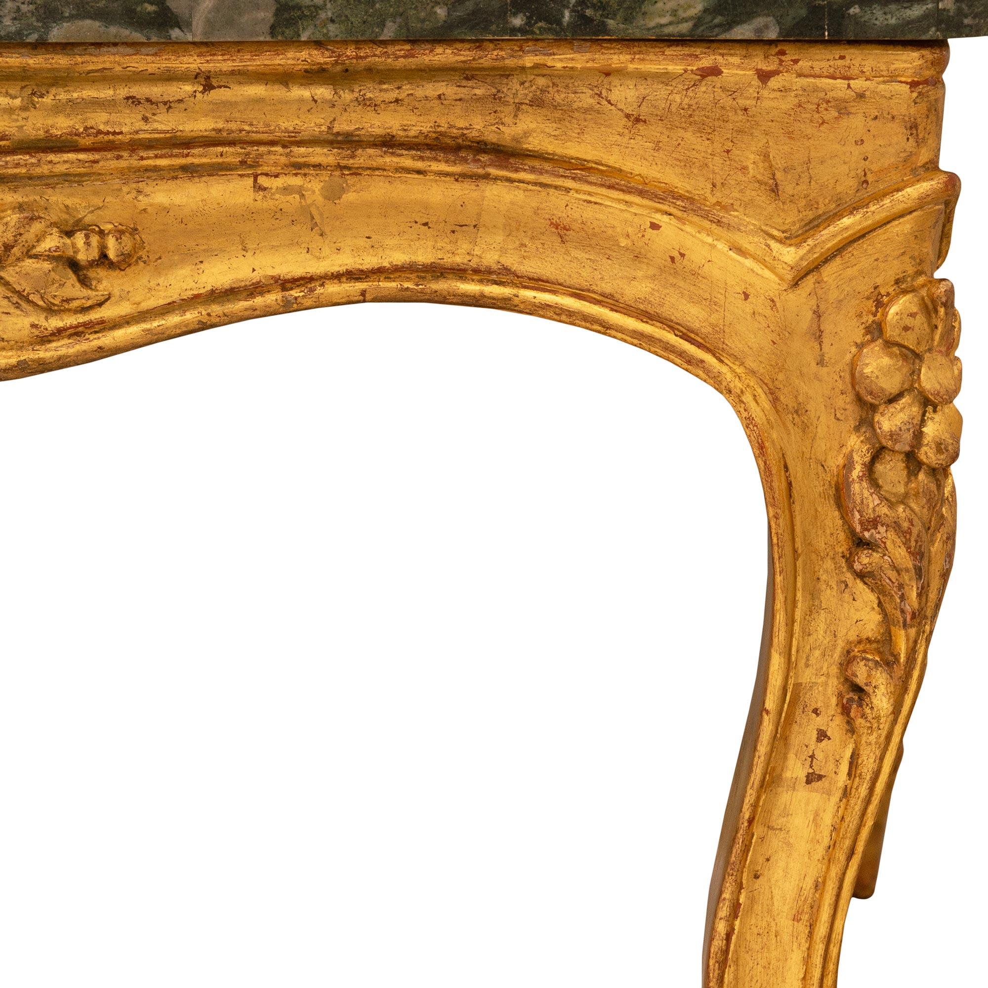 Table basse italienne Louis XV du 19ème siècle en bois doré et marbre en vente 3
