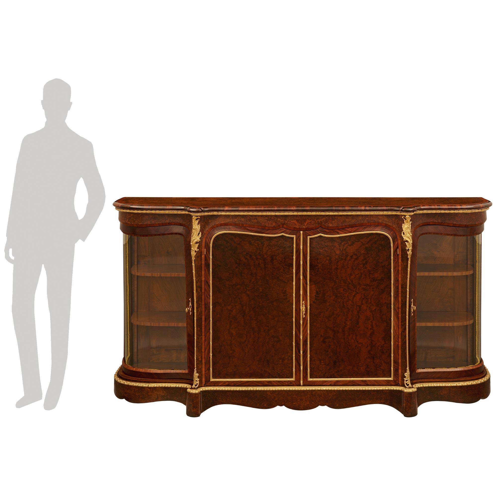 Uno spettacolare e unico buffet italiano del XIX secolo in legno d'ulivo, ormeggio e vetro. Questo splendido buffet è sollevato da quattro gambe a blocco nascoste da grembiuli a forma di arbusto lungo la parte anteriore ed entrambi i lati curvi,