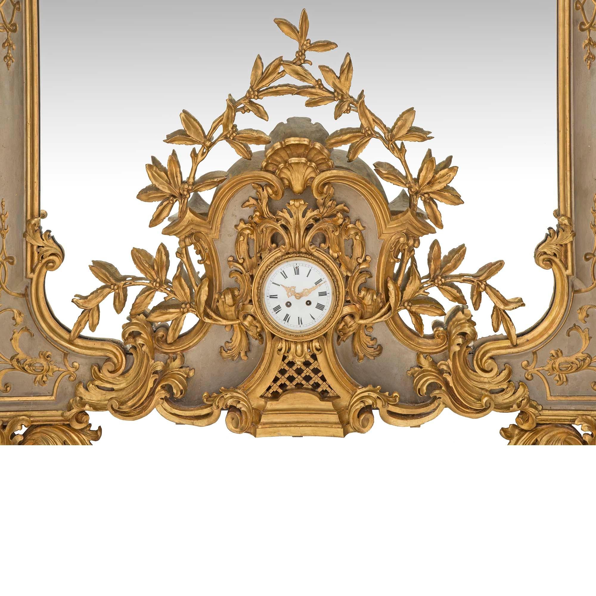 Italian 19th Century Louis XV St. Patinated and Giltwood Mirror with Clock For Sale 1
