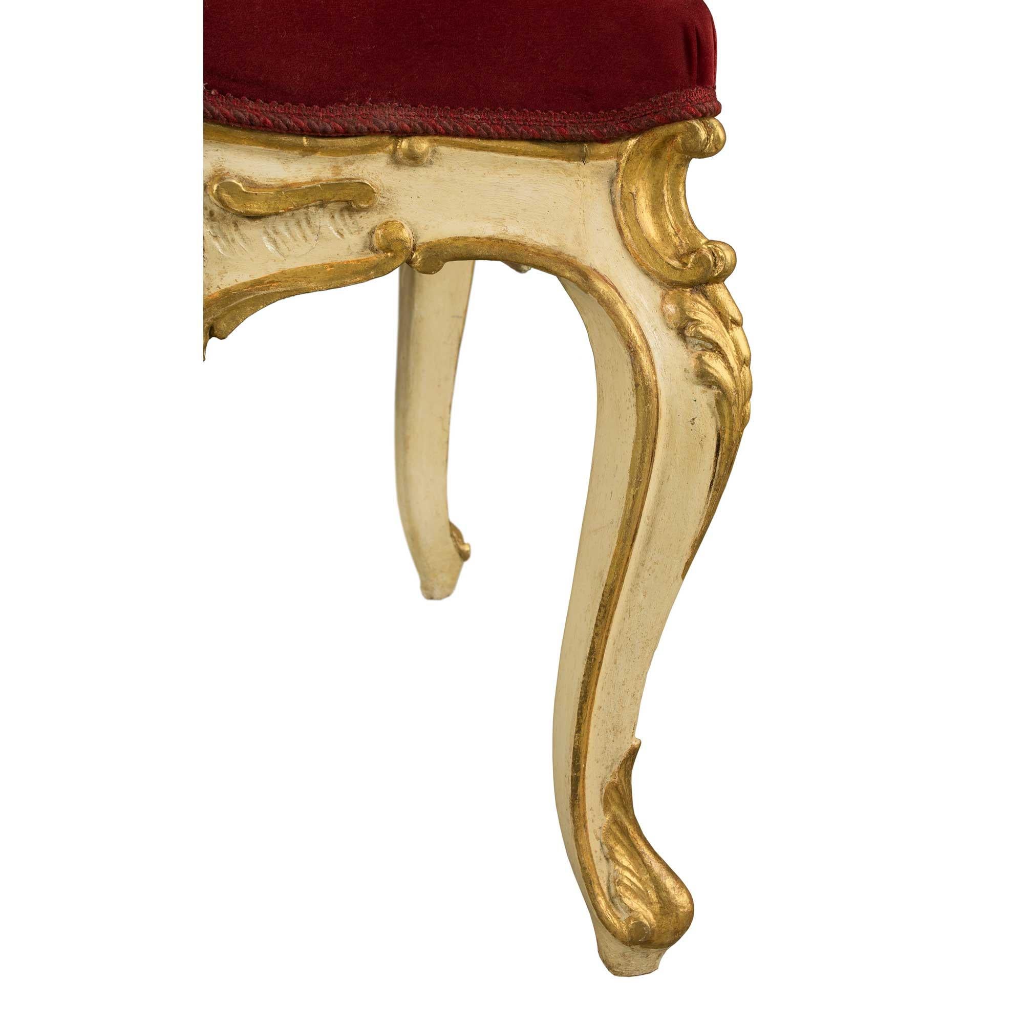 Tabourets italiens du XIXe siècle en bois patiné et doré de style Louis XV en vente 2