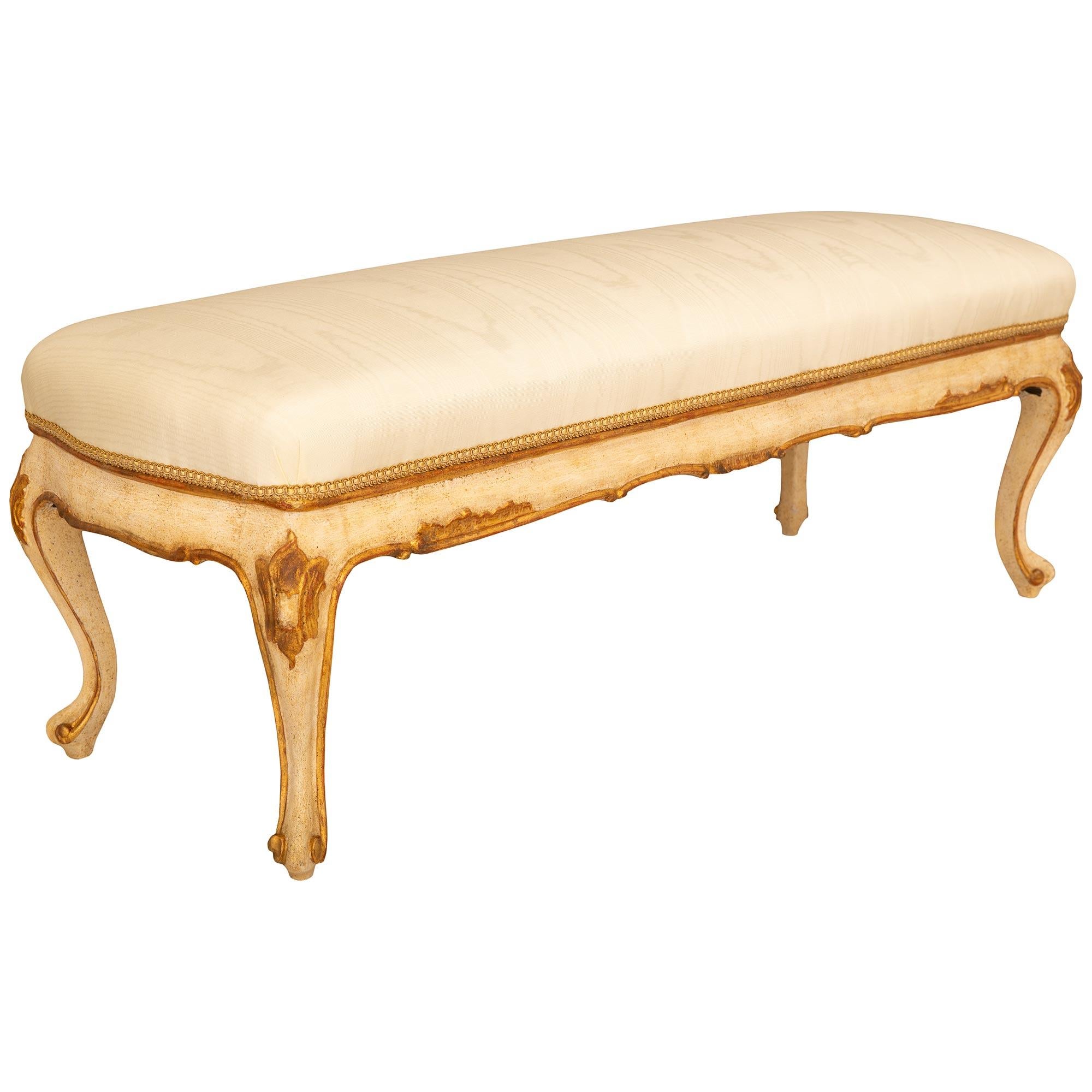 Banco italiano del siglo XIX de madera patinada y meca de estilo Luis XV Italiano en venta