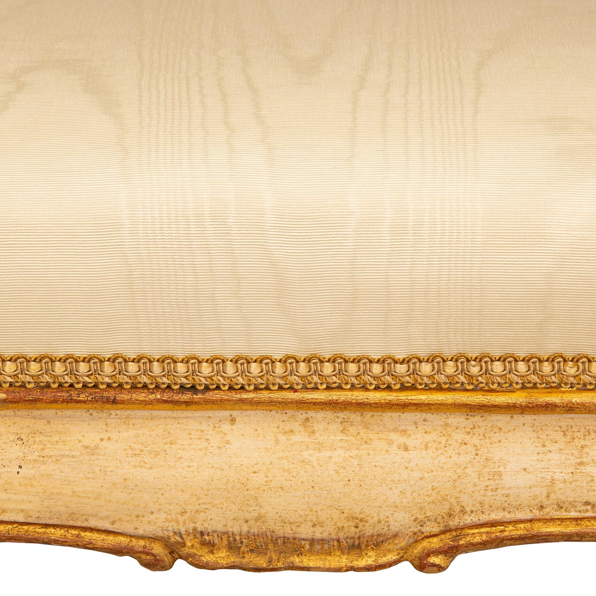 Banco italiano del siglo XIX de madera patinada y meca de estilo Luis XV en venta 1