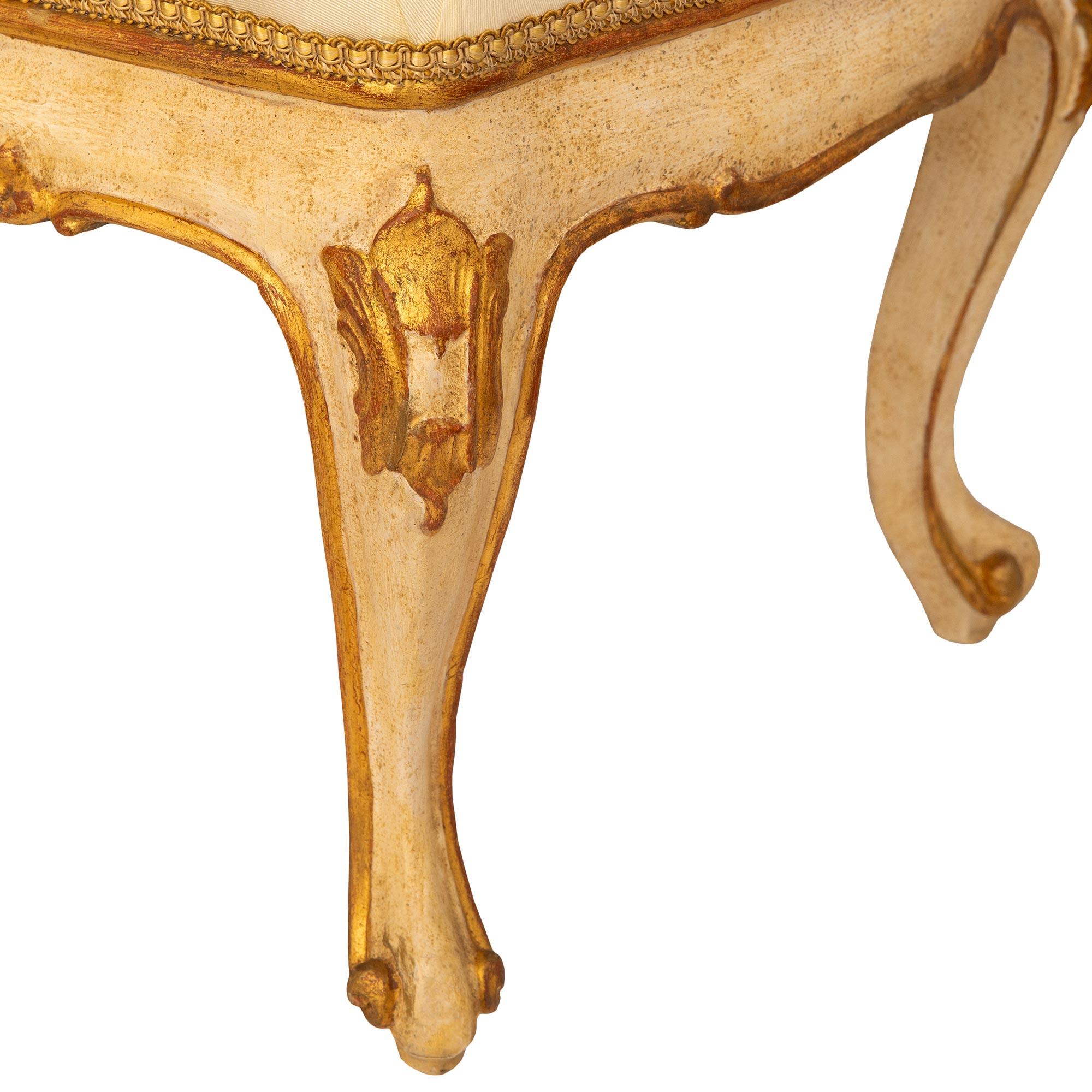 Banco italiano del siglo XIX de madera patinada y meca de estilo Luis XV en venta 2