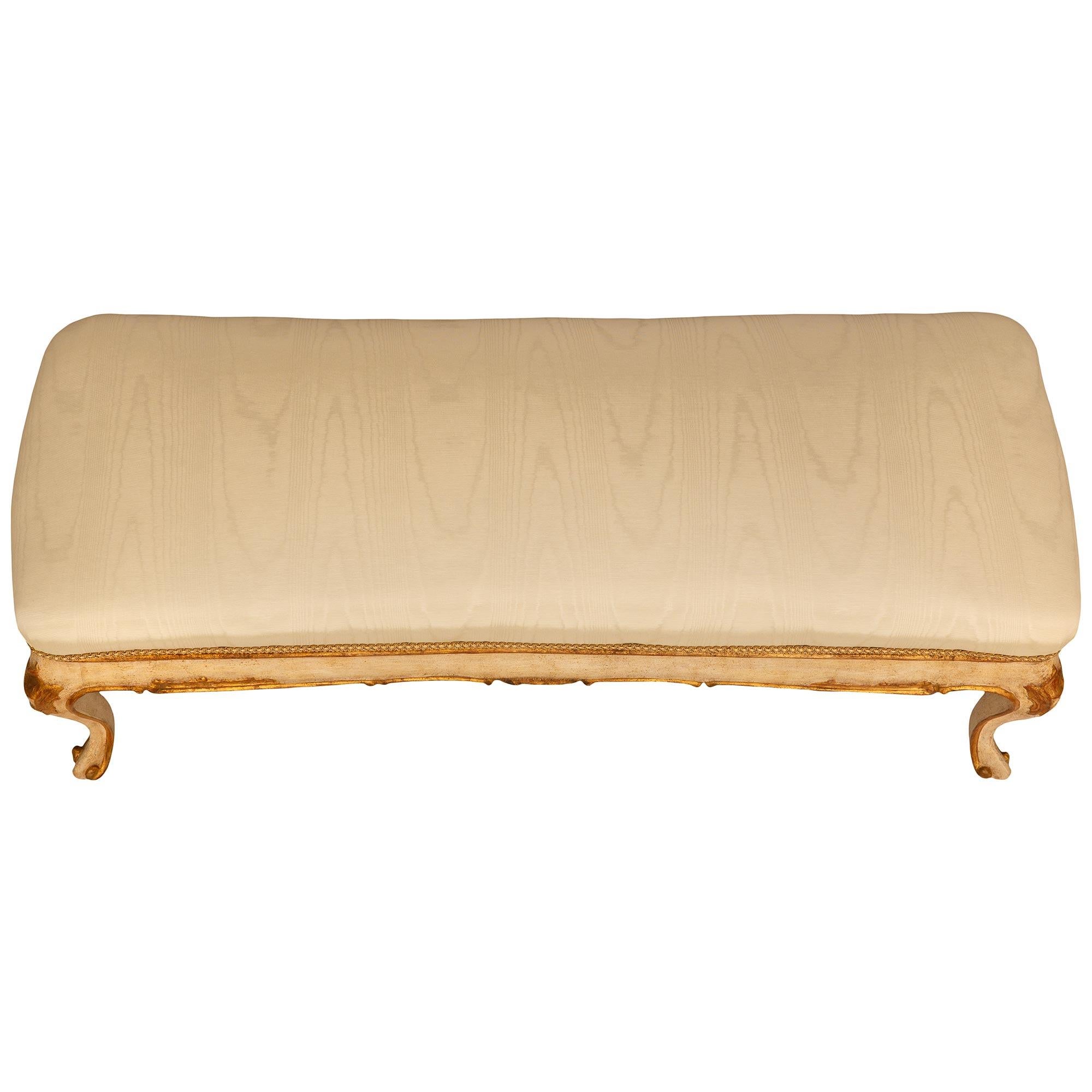 Banco italiano del siglo XIX de madera patinada y meca de estilo Luis XV en venta 3