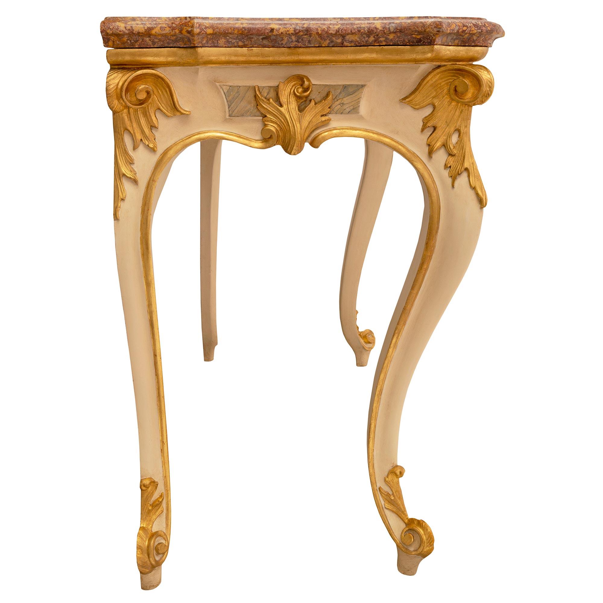 Patiné Console italienne Louis XV du 19ème siècle en bois patiné, bois doré et marbre en vente
