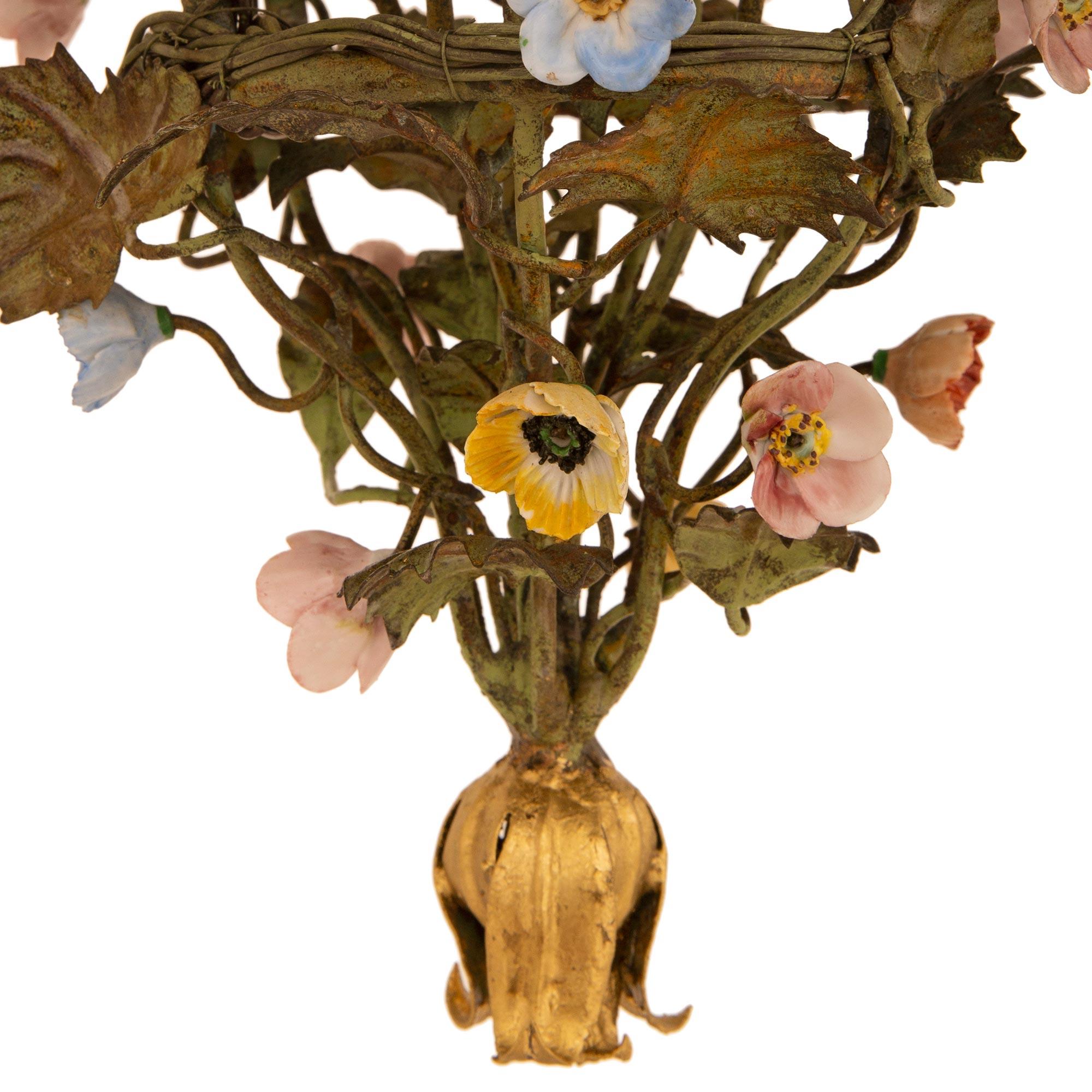 Italian 19th Century Louis XV St. Tole, Gilt Metal And Saxe Porcelain Chandelier For Sale 5
