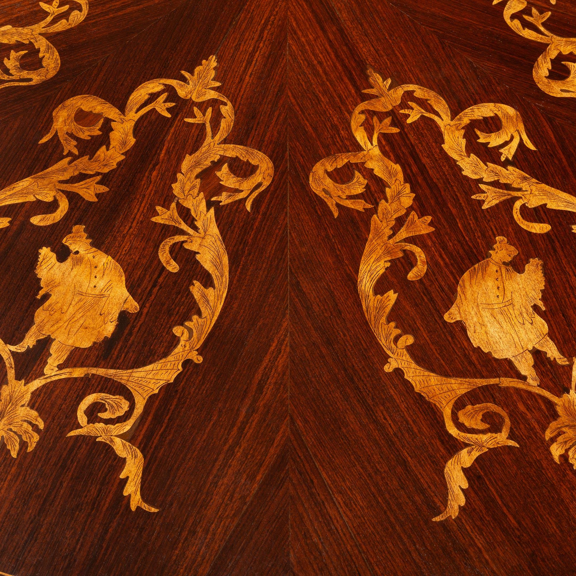 Legno di alberi da frutto Tavolo da centro italiano del XIX secolo in stile Luigi XV, noce e legno di frutto in vendita
