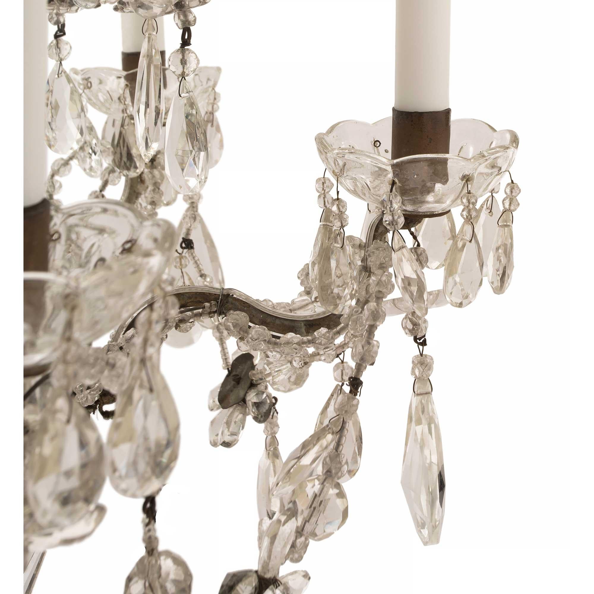 Italiano Lampadario italiano del XIX secolo in stile Luigi XV in cristallo, vetro tagliato e ferro in vendita