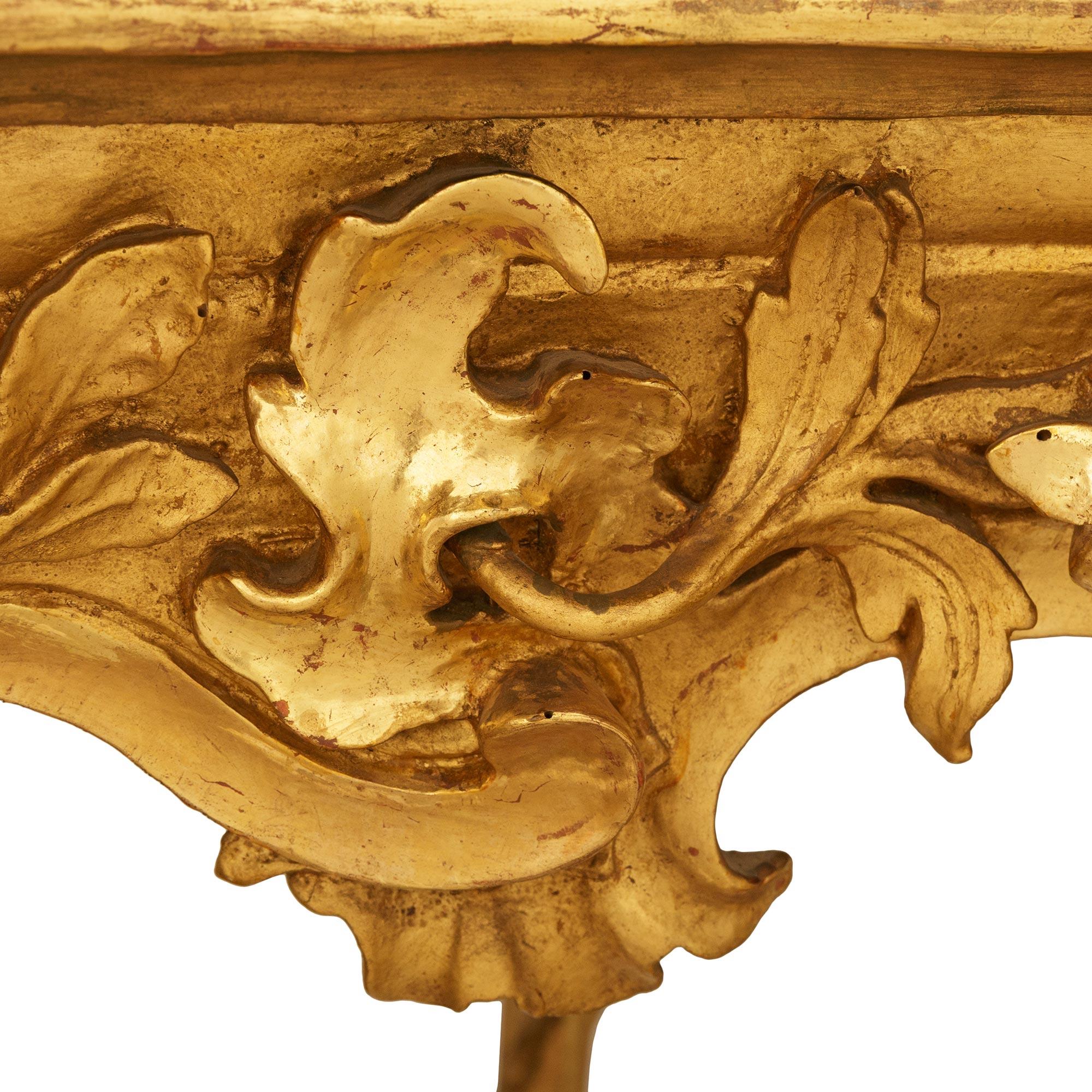 Consola independiente italiana del siglo XIX, estilo Luis XV, de madera dorada finamente tallada en venta 1
