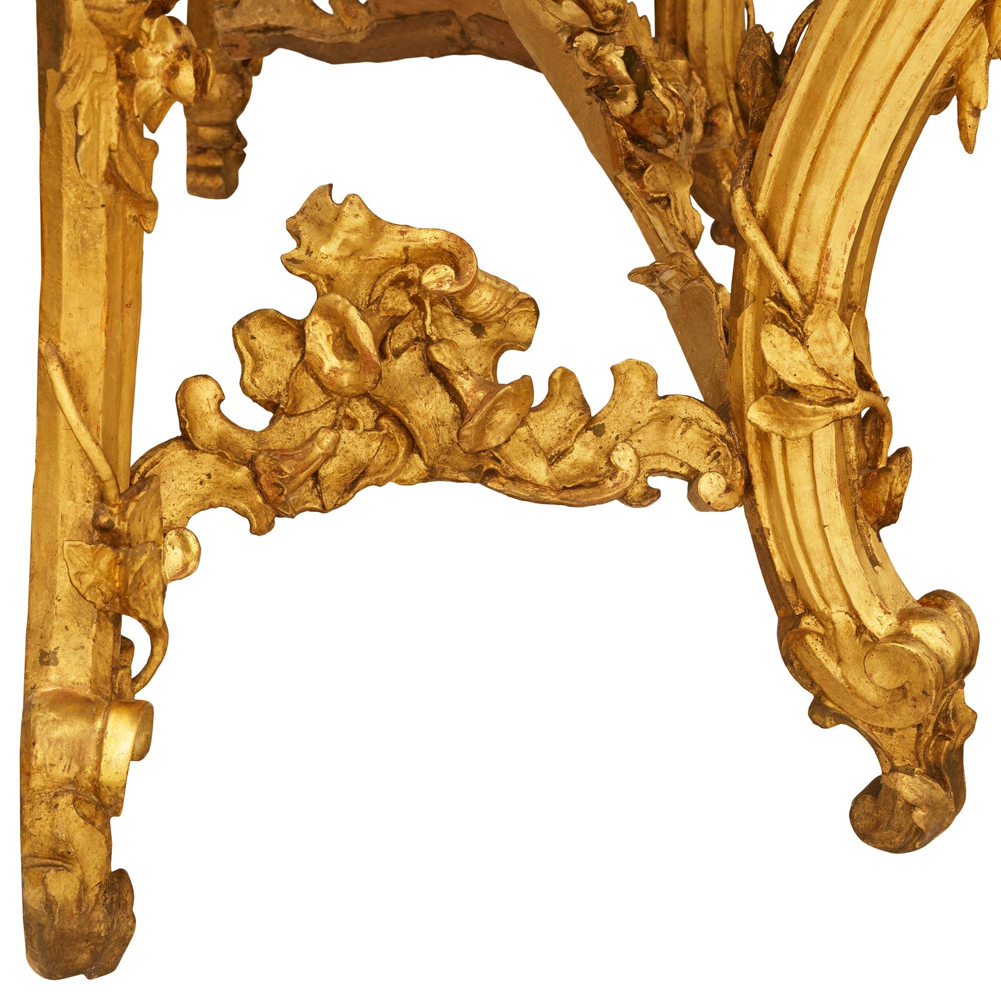 Consola independiente italiana del siglo XIX, estilo Luis XV, de madera dorada finamente tallada en venta 2