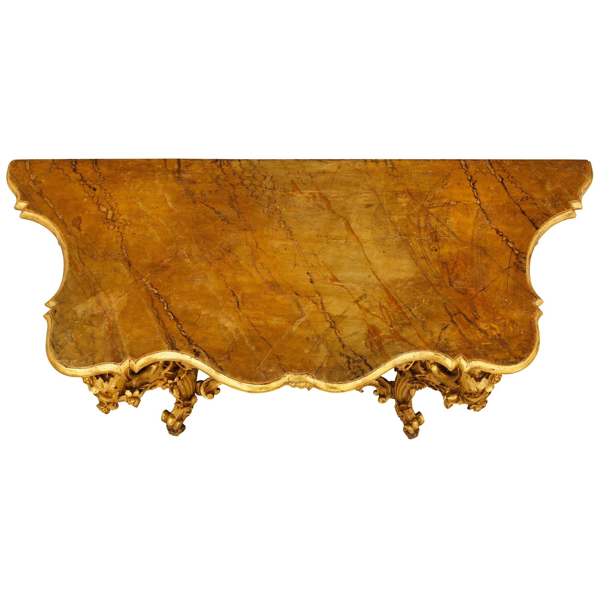 Consola independiente italiana del siglo XIX, estilo Luis XV, de madera dorada finamente tallada en venta 4