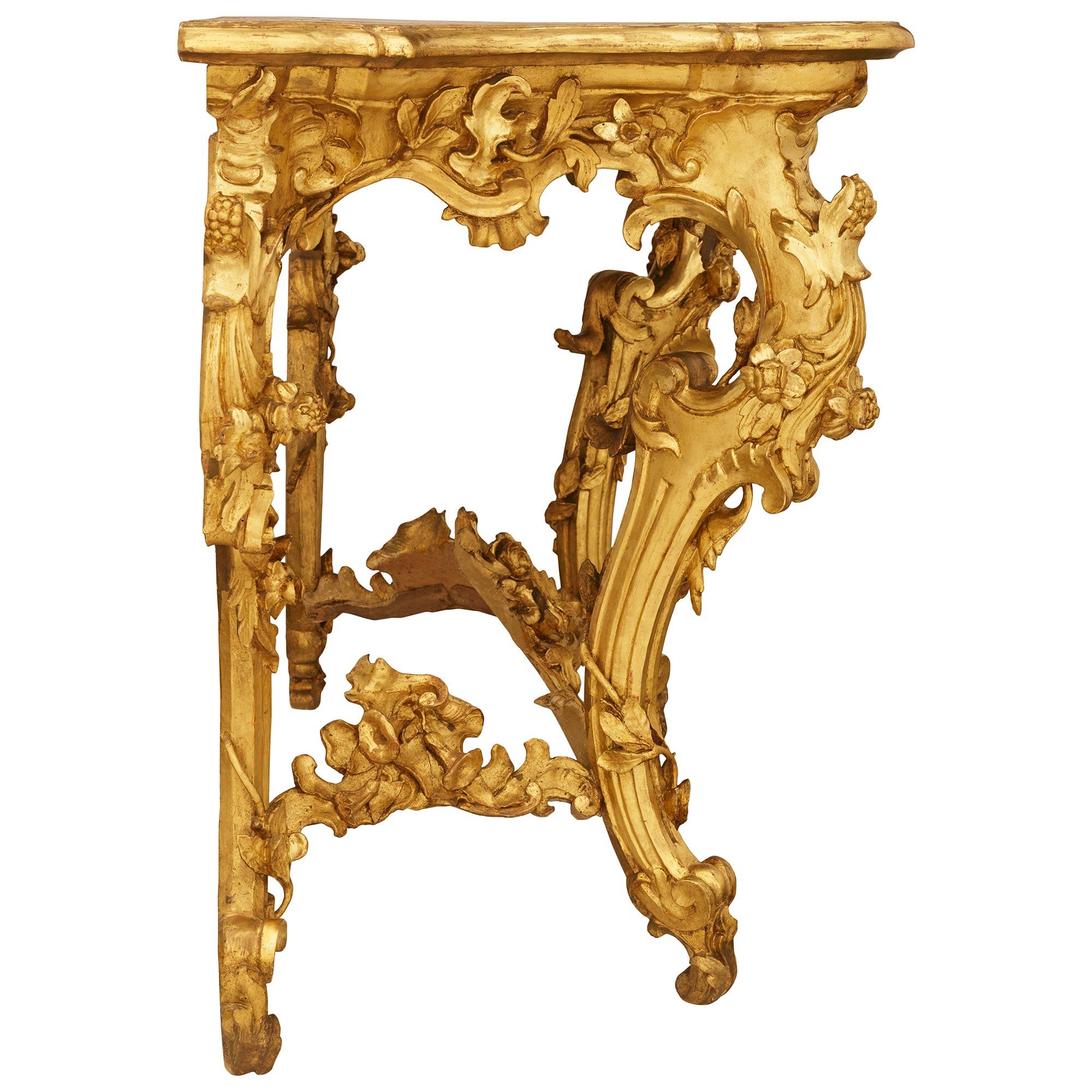 Consola independiente italiana del siglo XIX, estilo Luis XV, de madera dorada finamente tallada en Bueno estado para la venta en West Palm Beach, FL