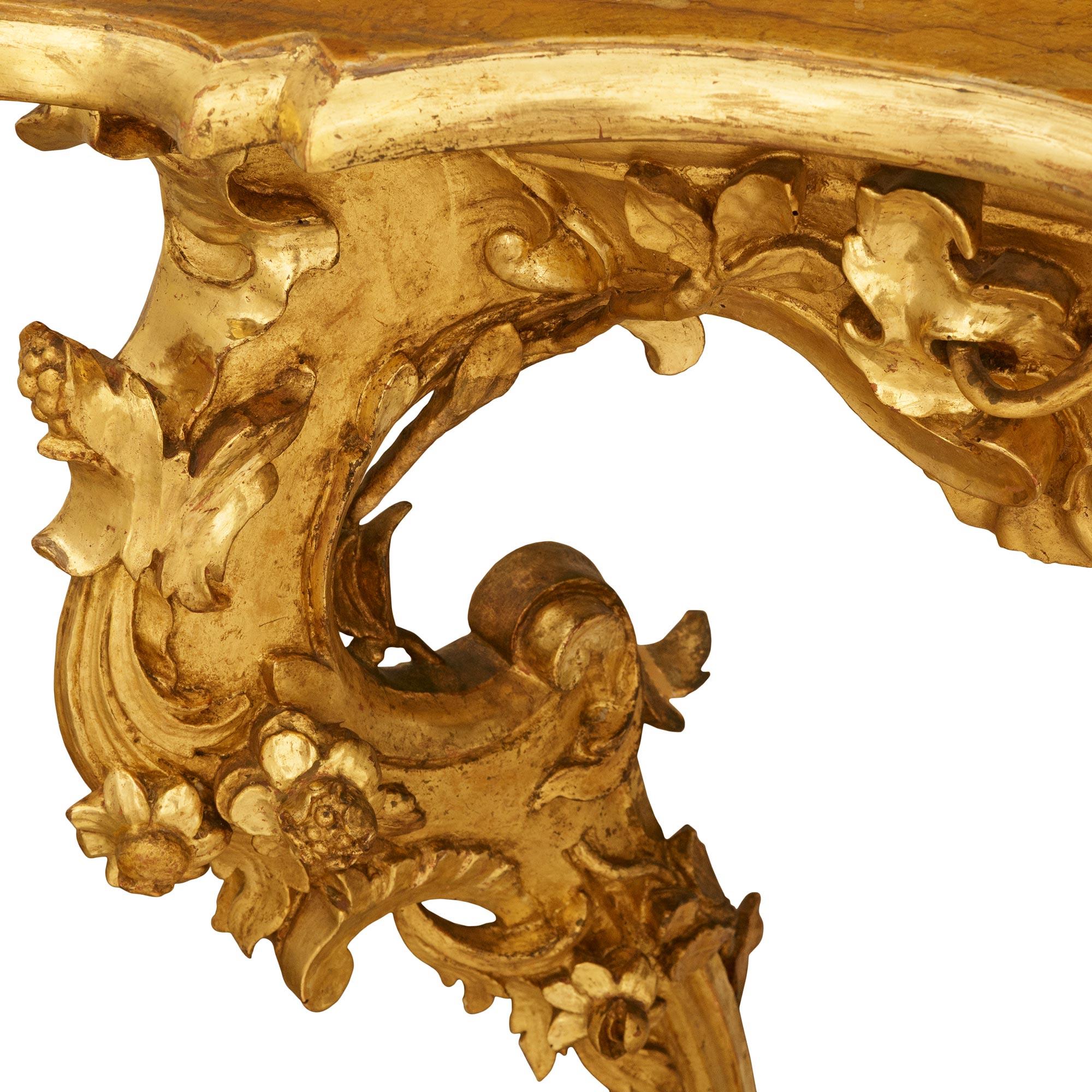 Consola independiente italiana del siglo XIX, estilo Luis XV, de madera dorada finamente tallada Madera dorada en venta