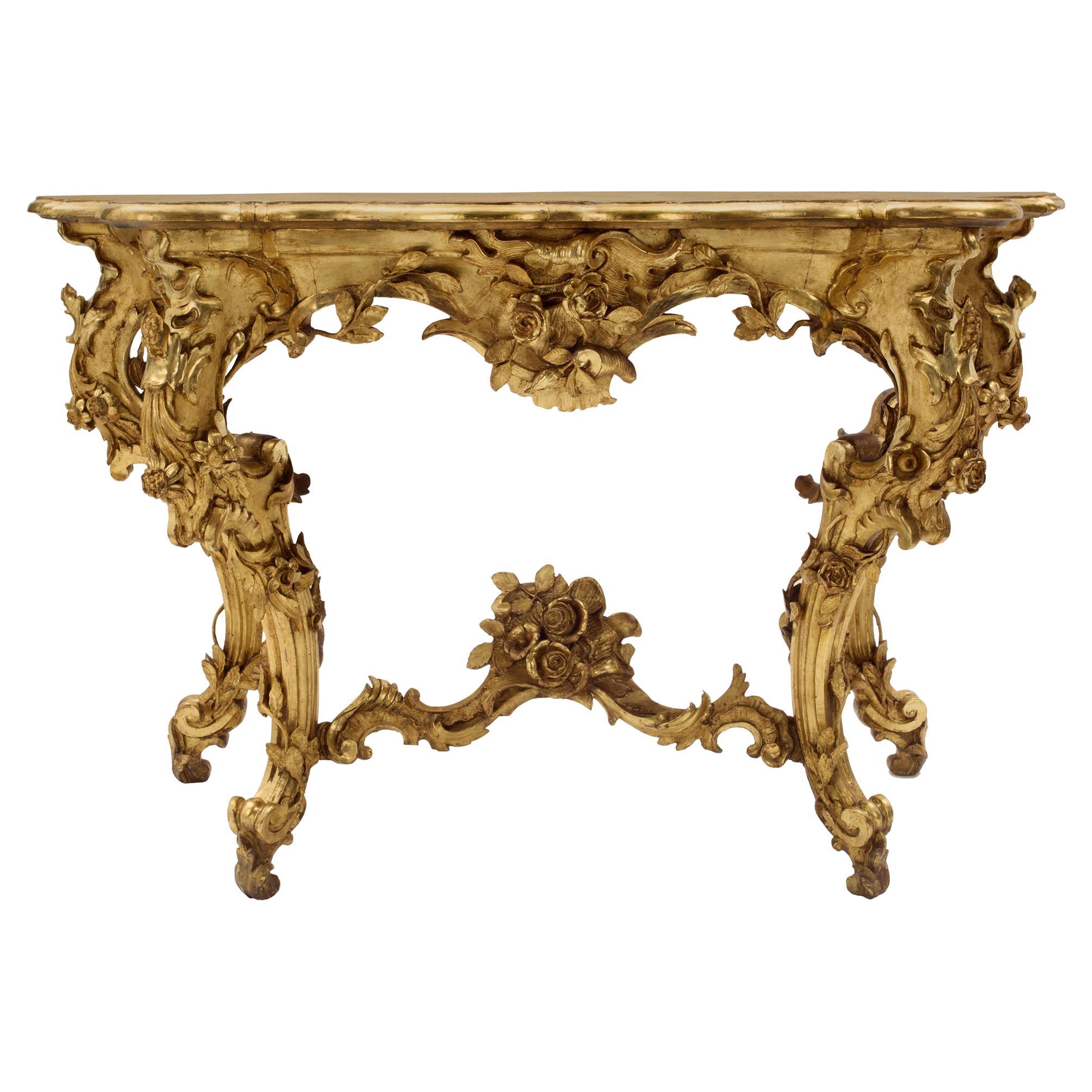 Console autoportante en bois doré finement sculpté de style Louis XV du 19ème siècle en Italie