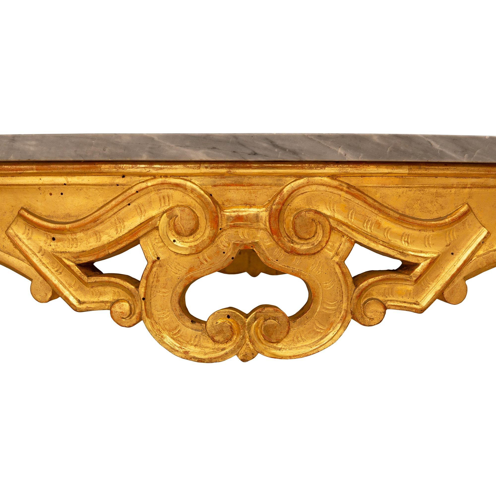 Mesa de centro ovalada italiana de madera dorada y mármol estilo Luis XV del siglo XIX Mármol en venta