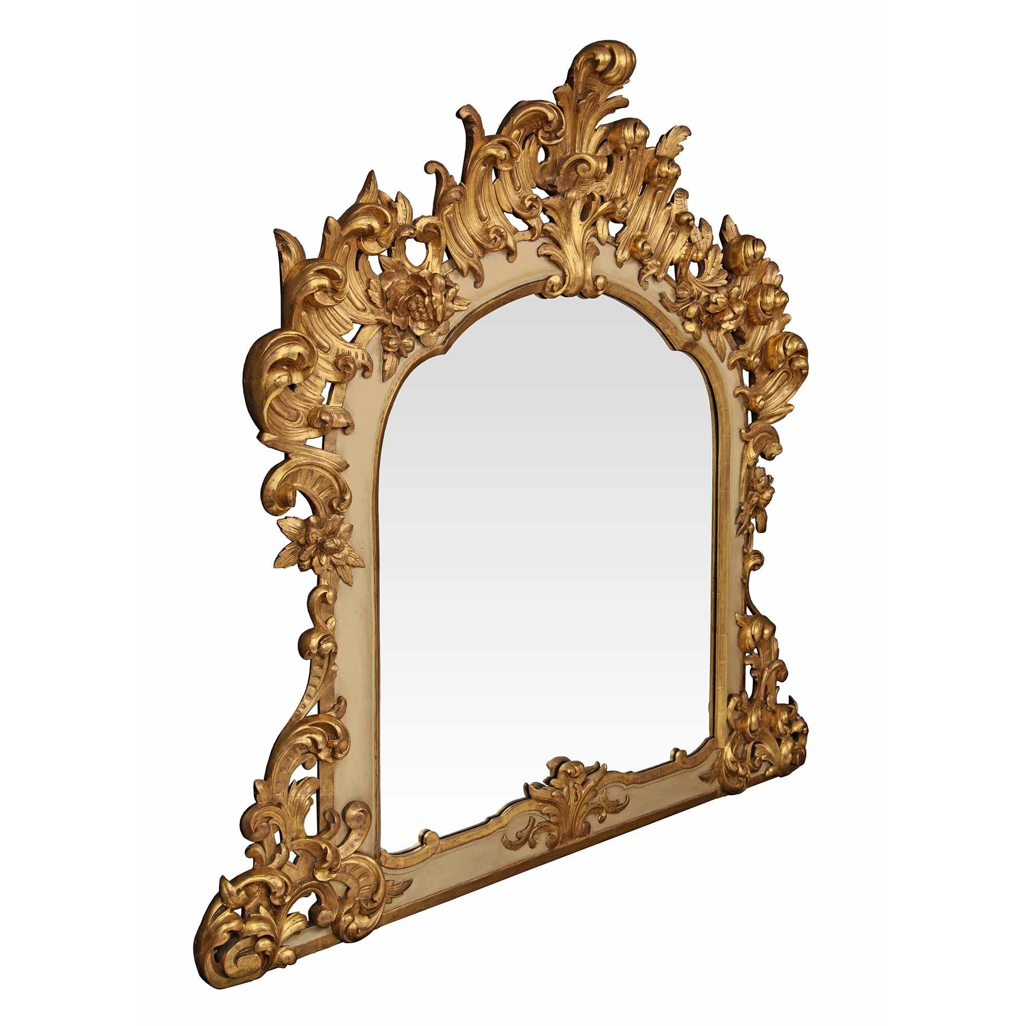 Italian 19th Century Louis XV Style Patinated off White and Giltwood Mirror In Good Condition For Sale In West Palm Beach, FL