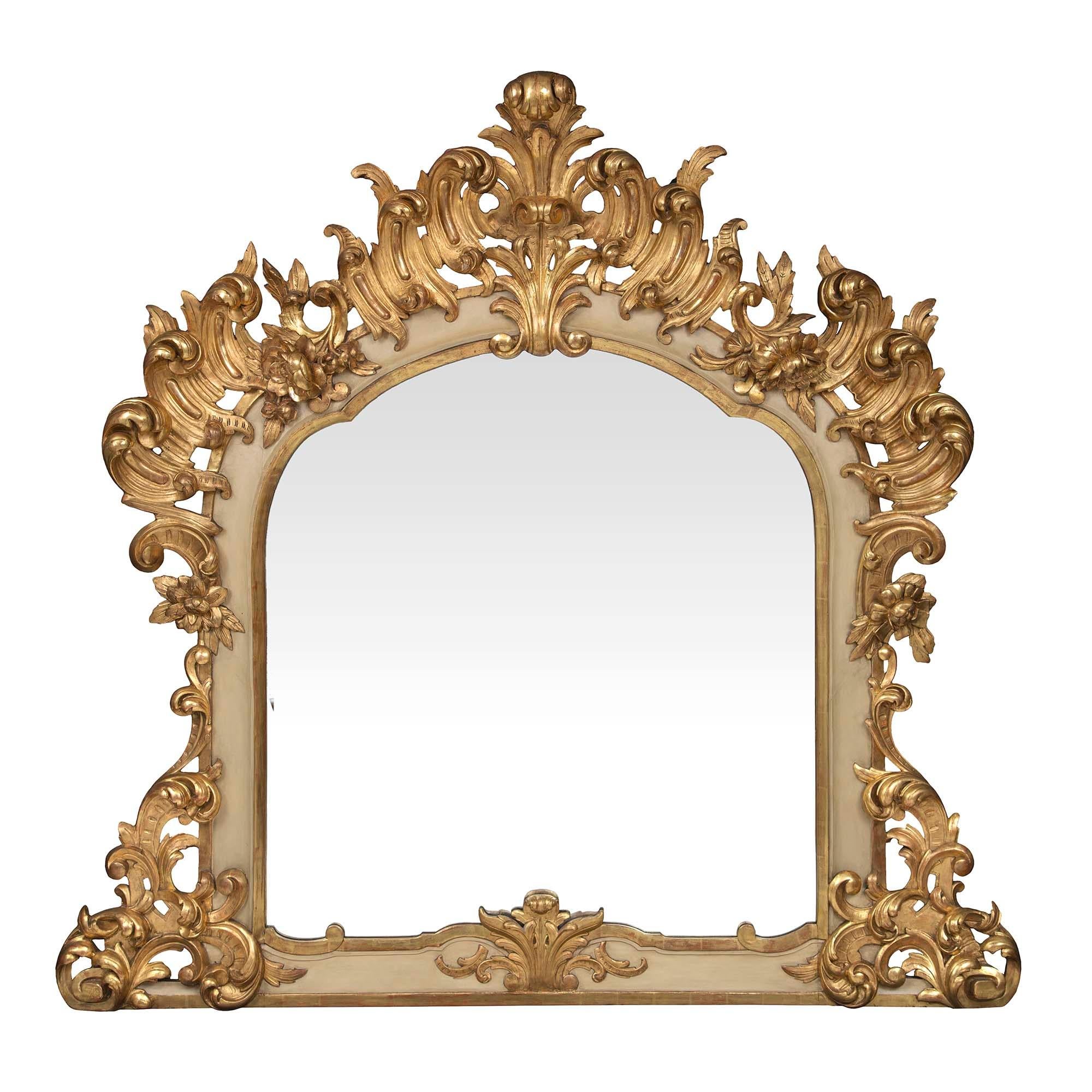 Miroir italien de style Louis XV du 19ème siècle, patiné en bois blanc cassé et doré