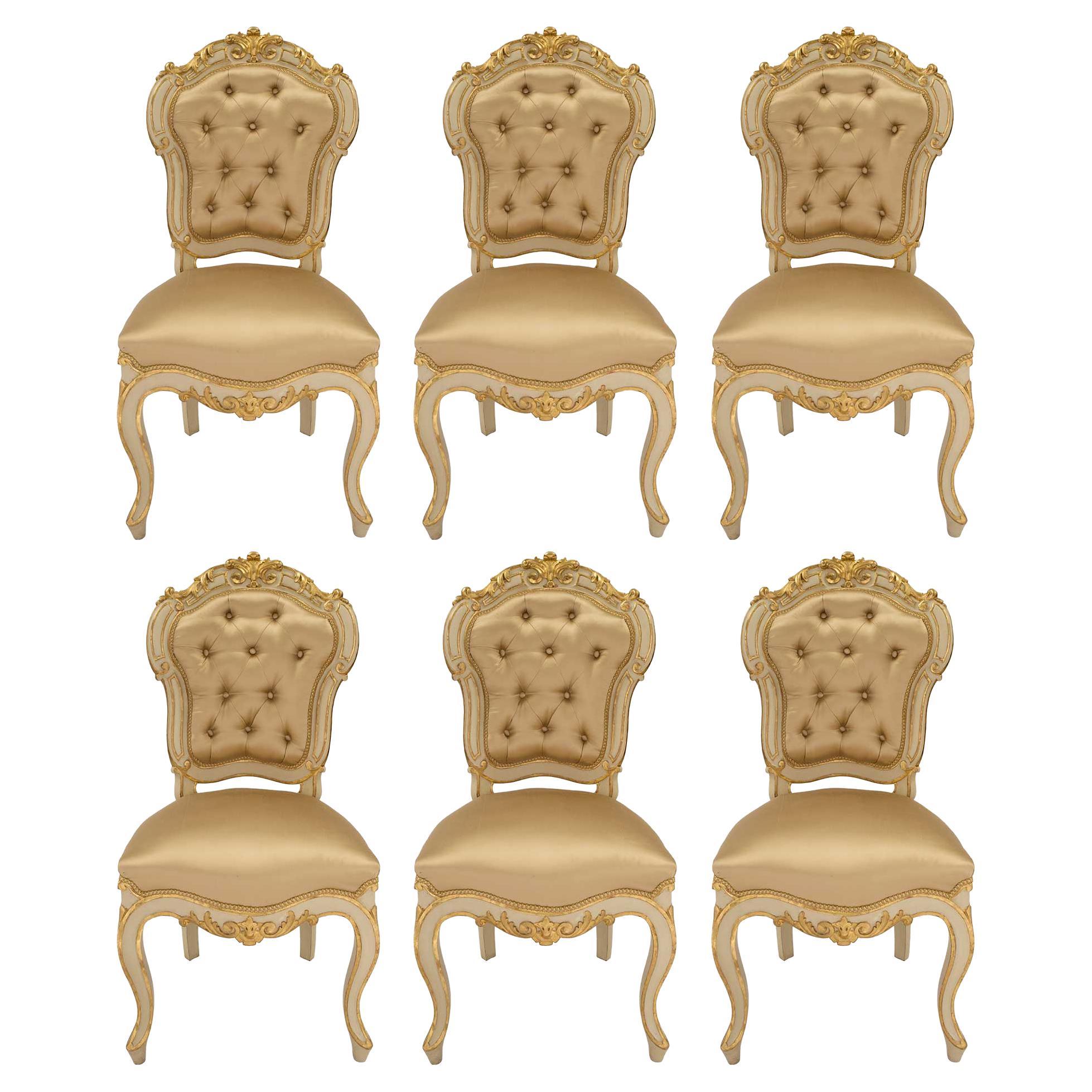 Ensemble de six chaises italiennes de style Louis XV du 19ème siècle en bois patiné et doré