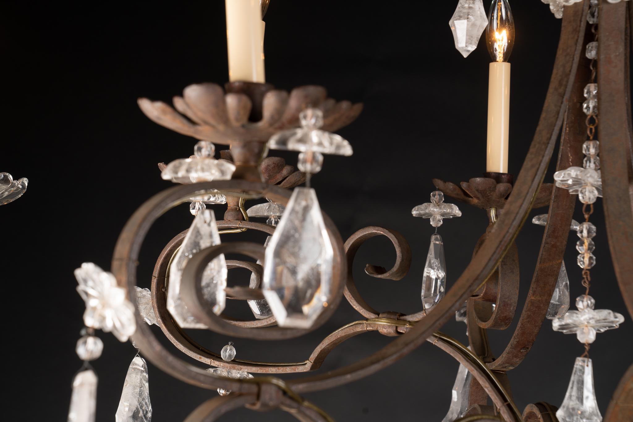 Oro Lampadario italiano del XIX secolo Luigi XV in ferro battuto e cristallo di rocca in vendita