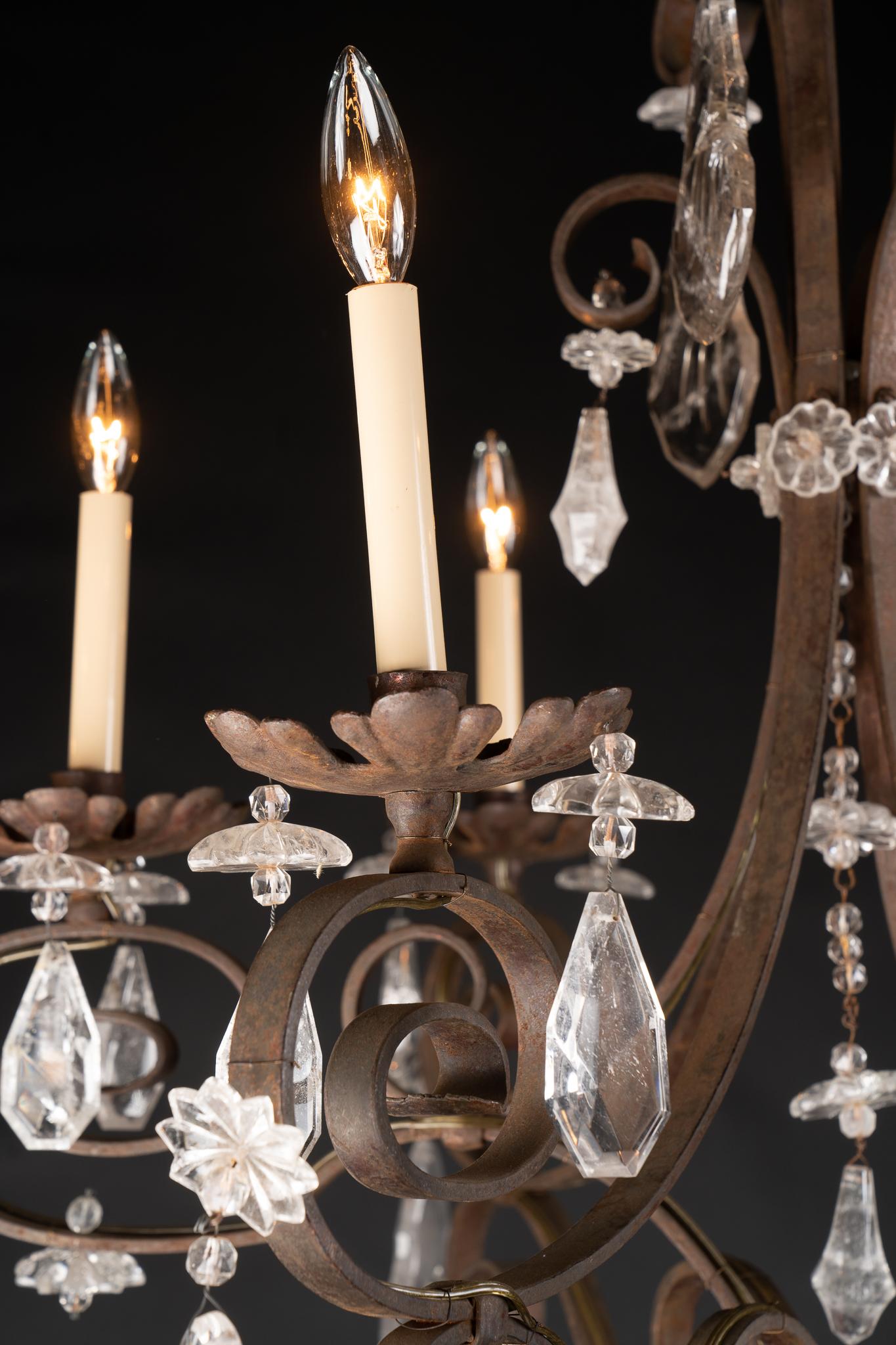 Lampadario italiano del XIX secolo Luigi XV in ferro battuto e cristallo di rocca in vendita 1