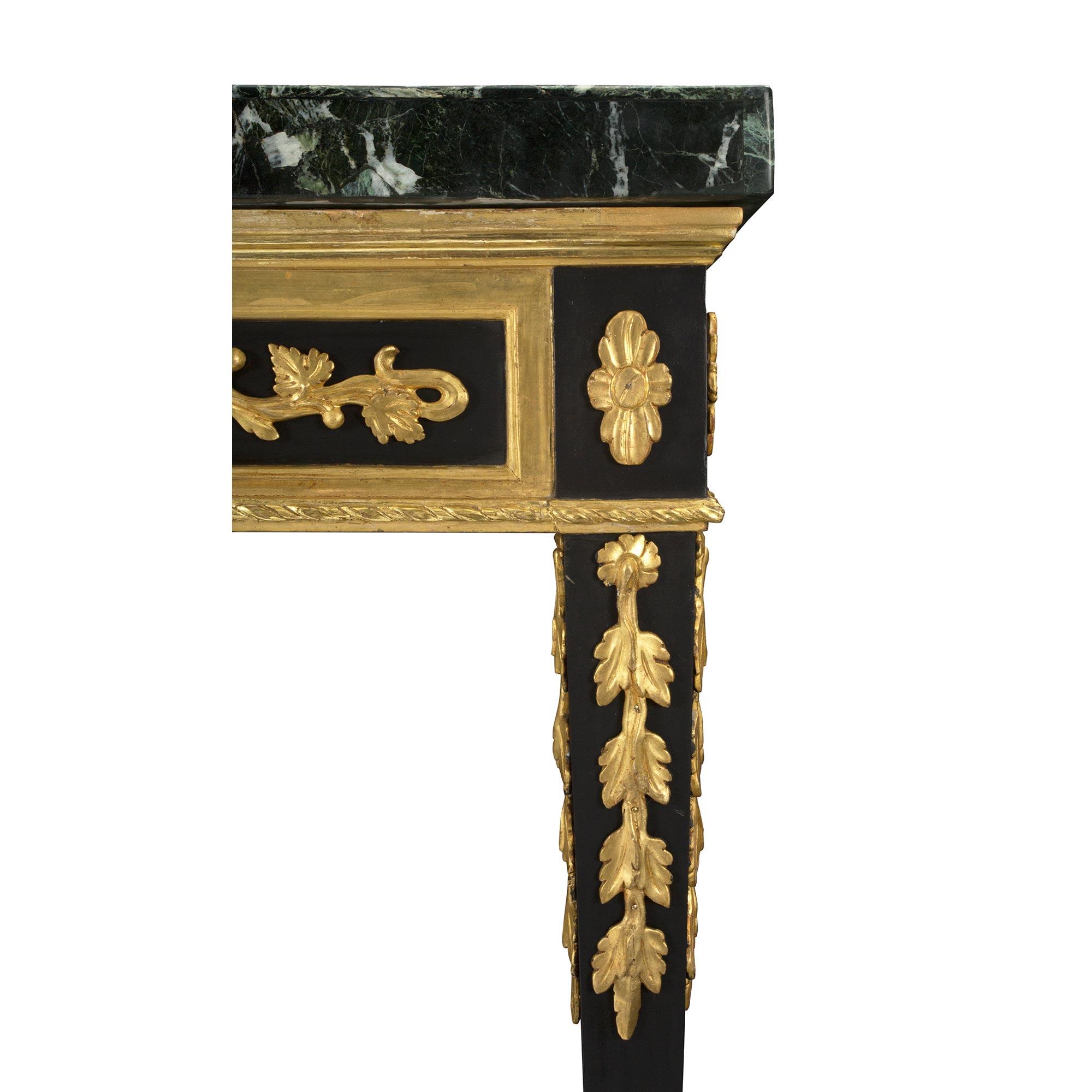 Freistehende italienische Louis-XVI-Konsole aus vergoldetem Holz und Marmor aus dem 19. Jahrhundert im Angebot 1