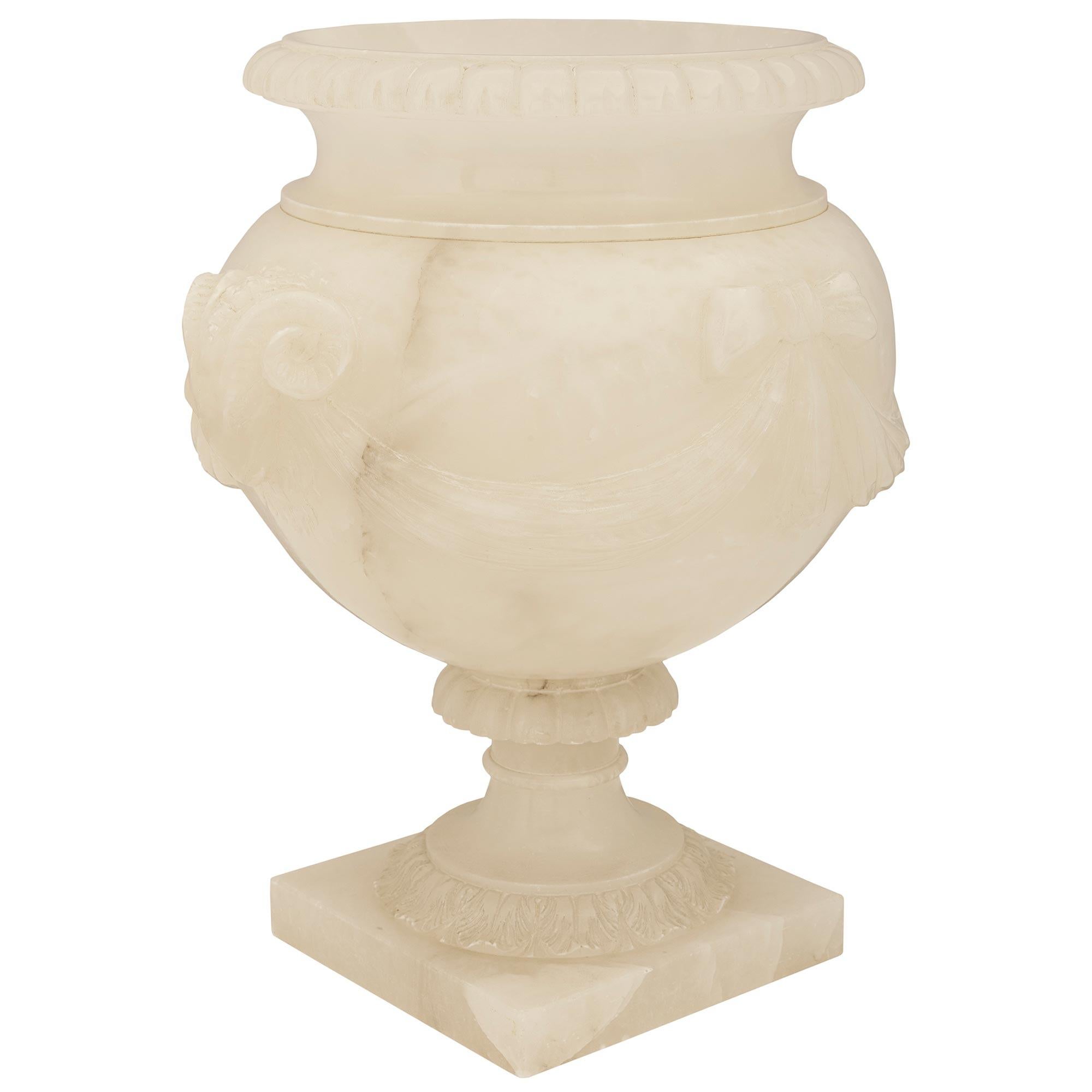 Urne/centre de table en albâtre italien du 19e siècle de style Louis XVI Bon état - En vente à West Palm Beach, FL