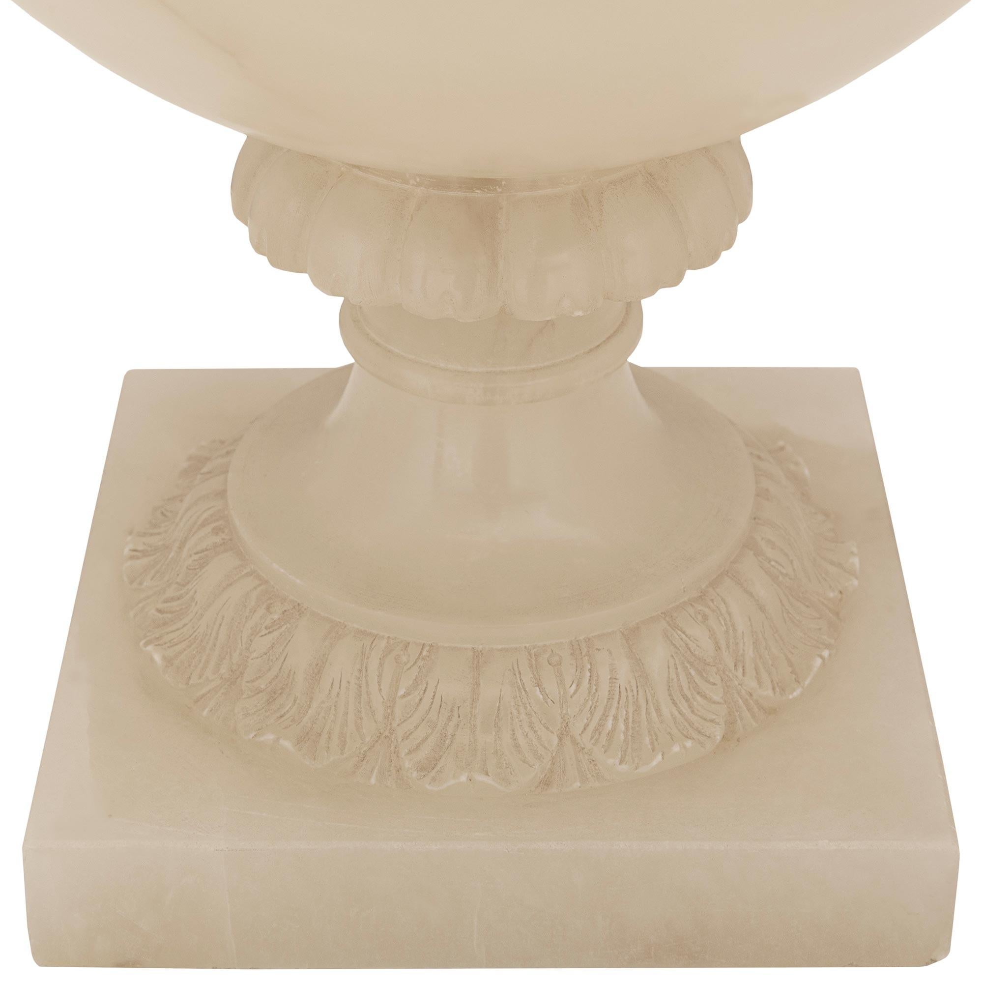Urne/centre de table en albâtre italien du 19e siècle de style Louis XVI en vente 2