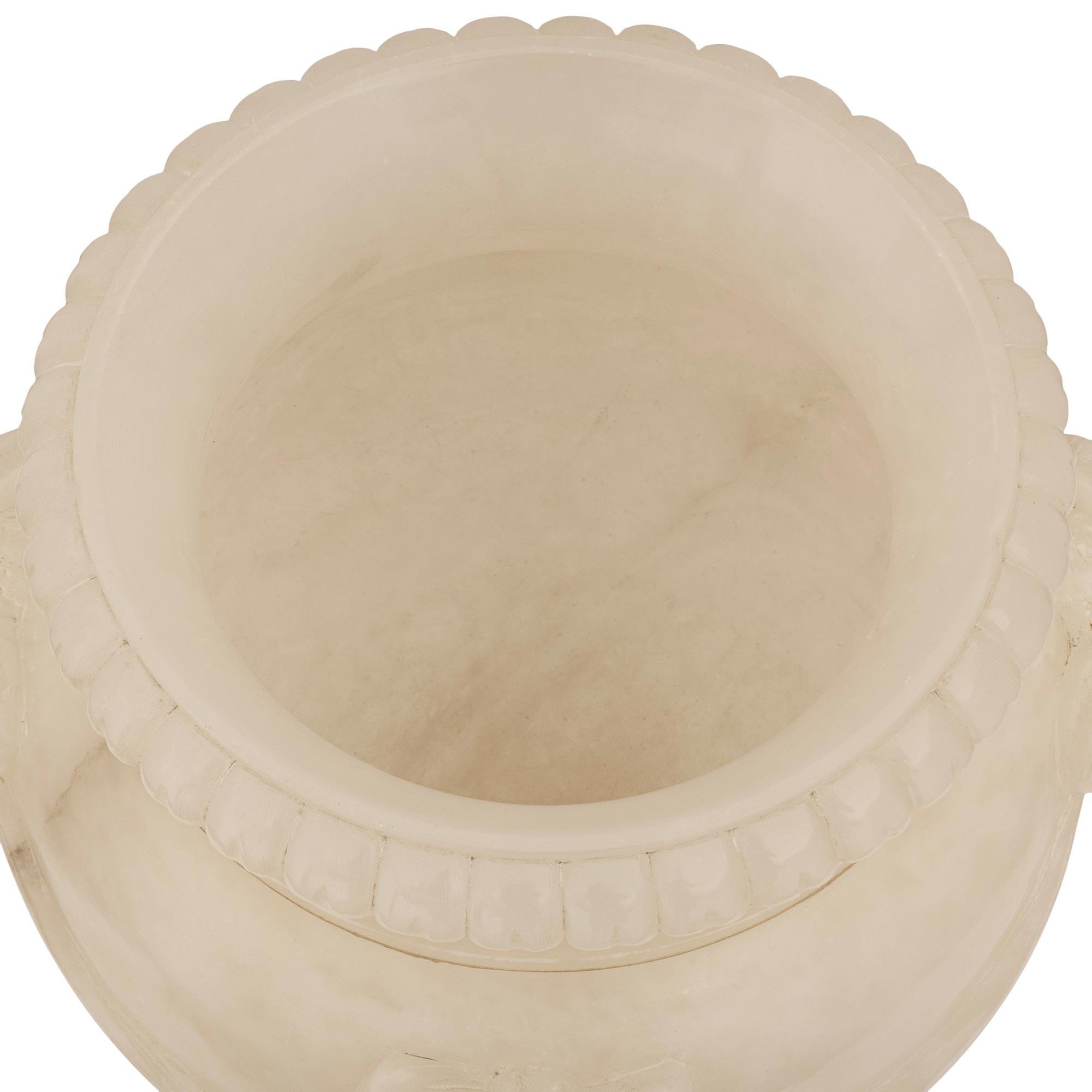 Urne/centre de table en albâtre italien du 19e siècle de style Louis XVI en vente 3