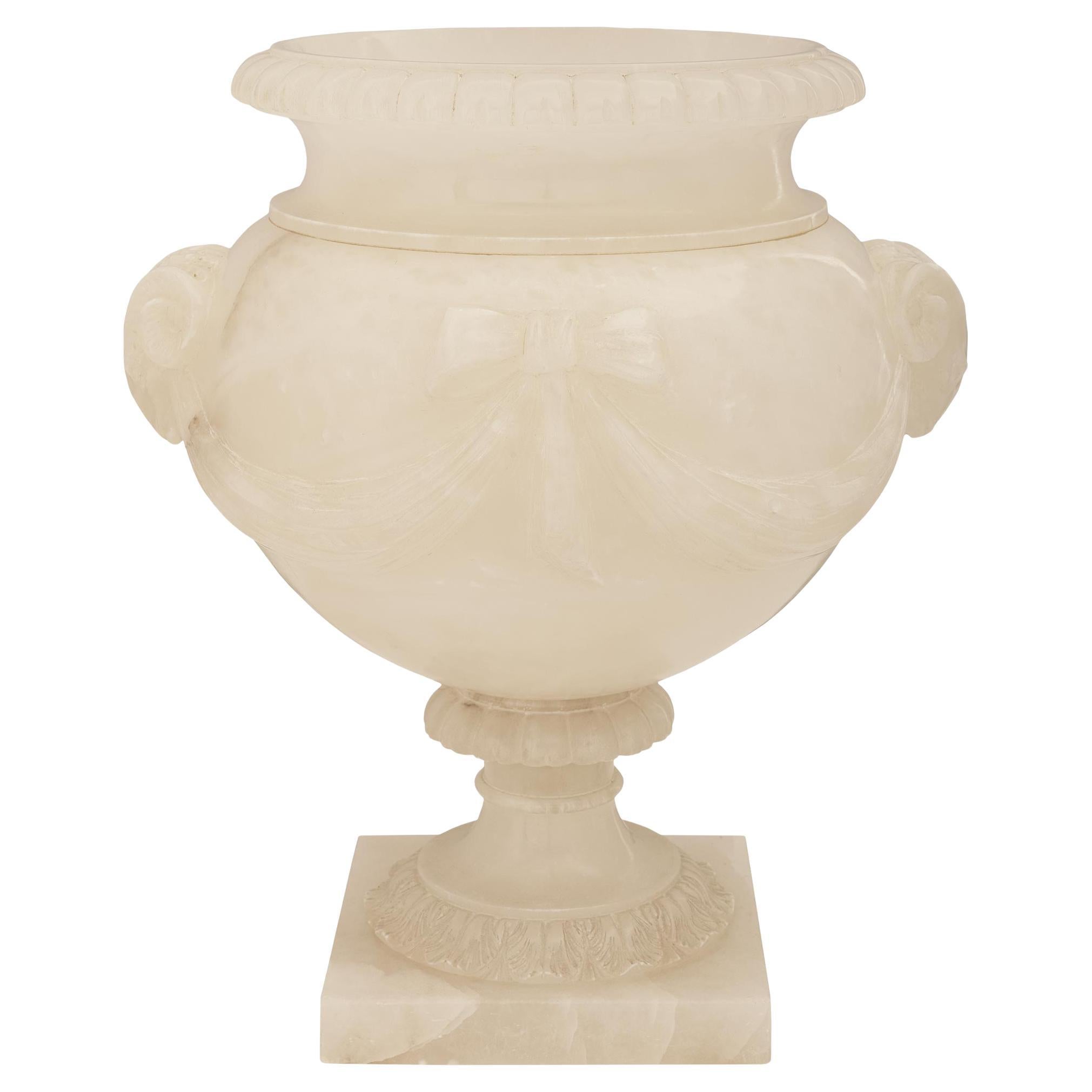 Urne/centre de table en albâtre italien du 19e siècle de style Louis XVI en vente