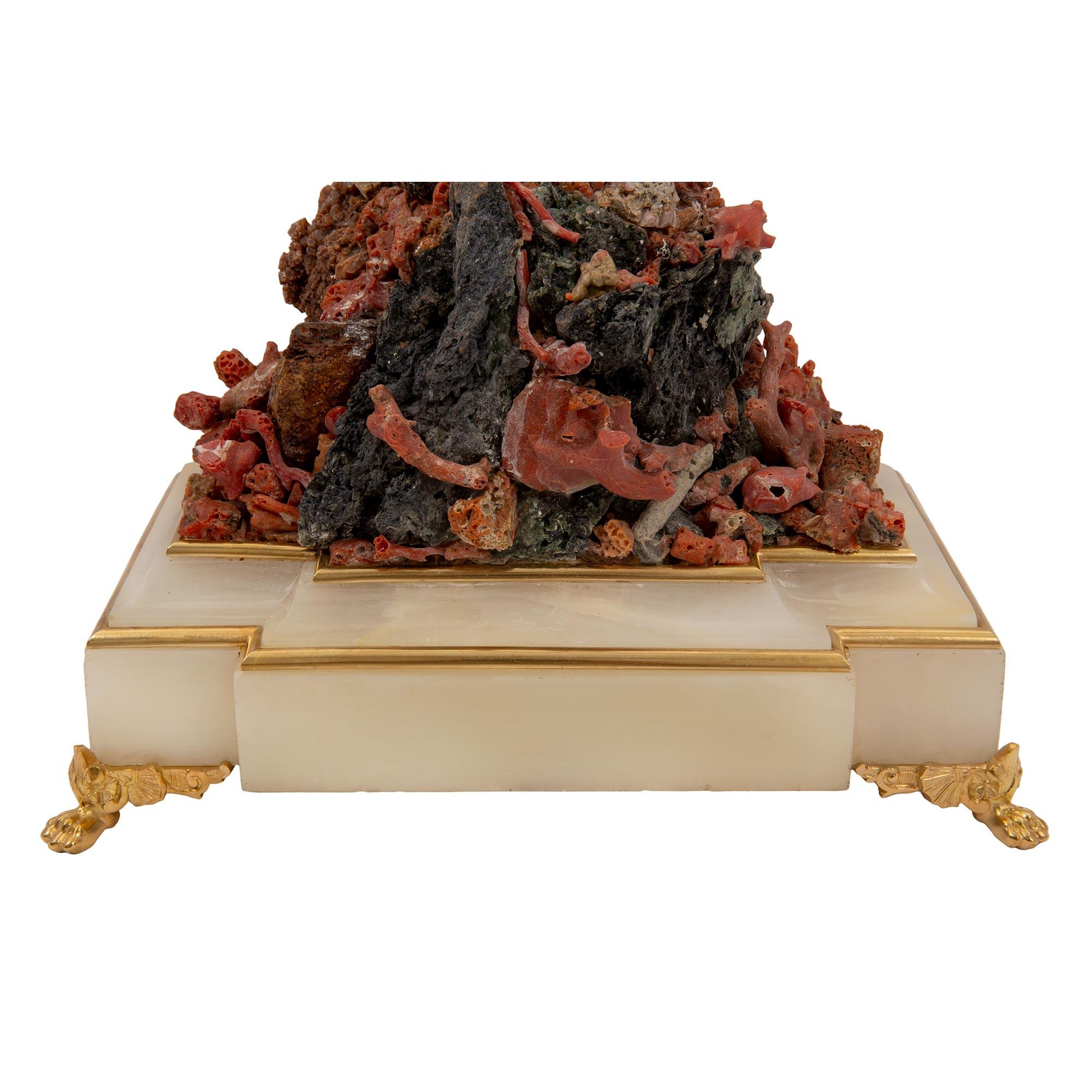 Centre de table italien du 19ème siècle de style Louis XVI en albâtre, onyx et corail en vente 1