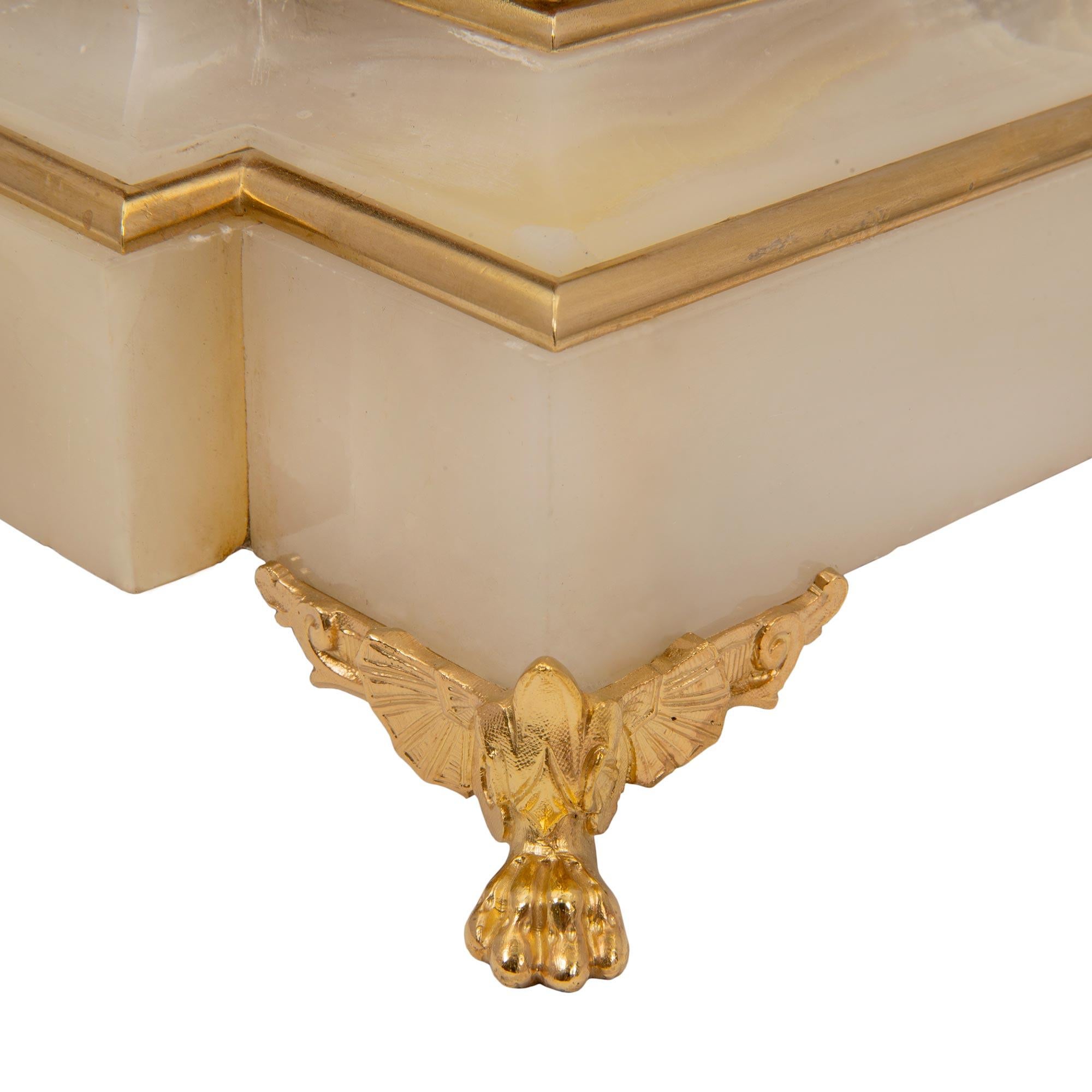 Centre de table italien du 19ème siècle de style Louis XVI en albâtre, onyx et corail en vente 2