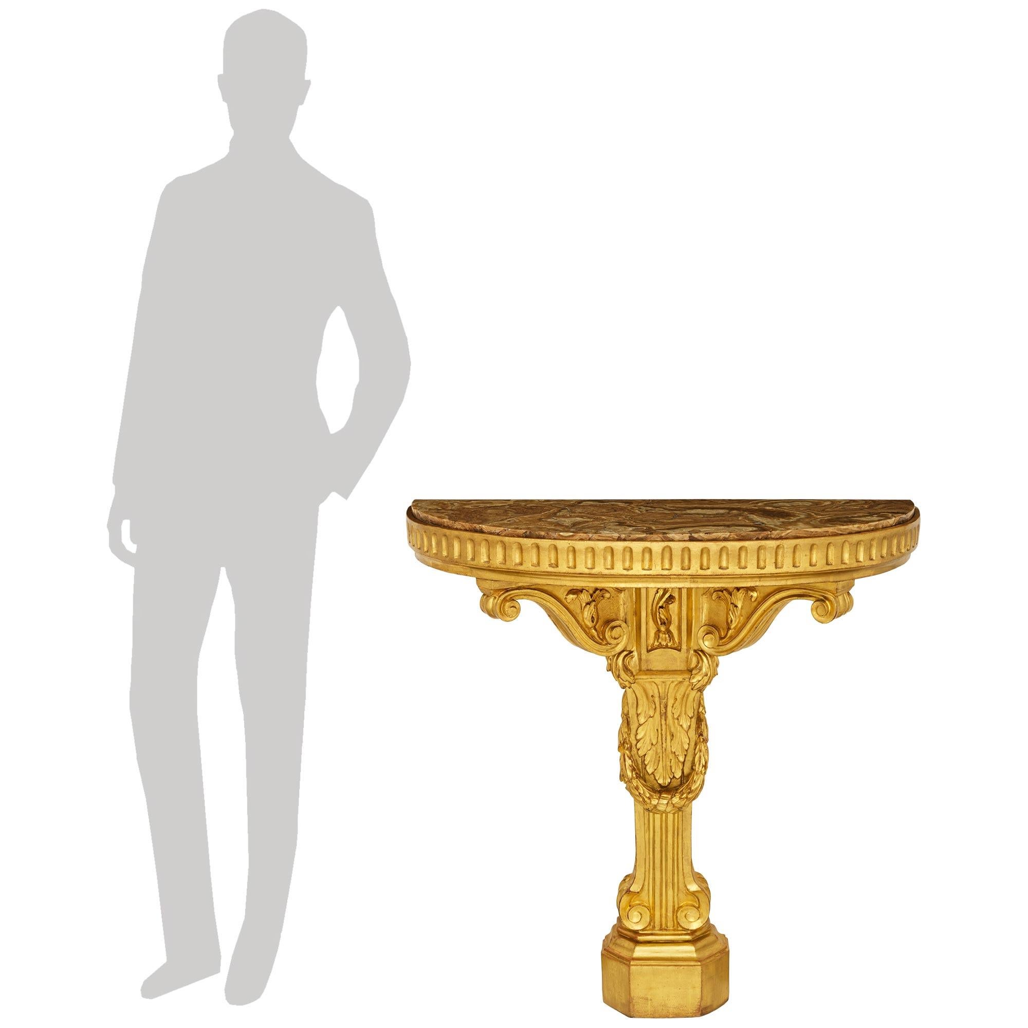 Belle et très décorative console italienne du XIXe siècle de style Louis XVI en bois doré et Alabastro Fiorito. Cette merveilleuse console en demi-lune repose sur un seul pied central supporté par un socle en blocs tachetés avec des côtés coupés.