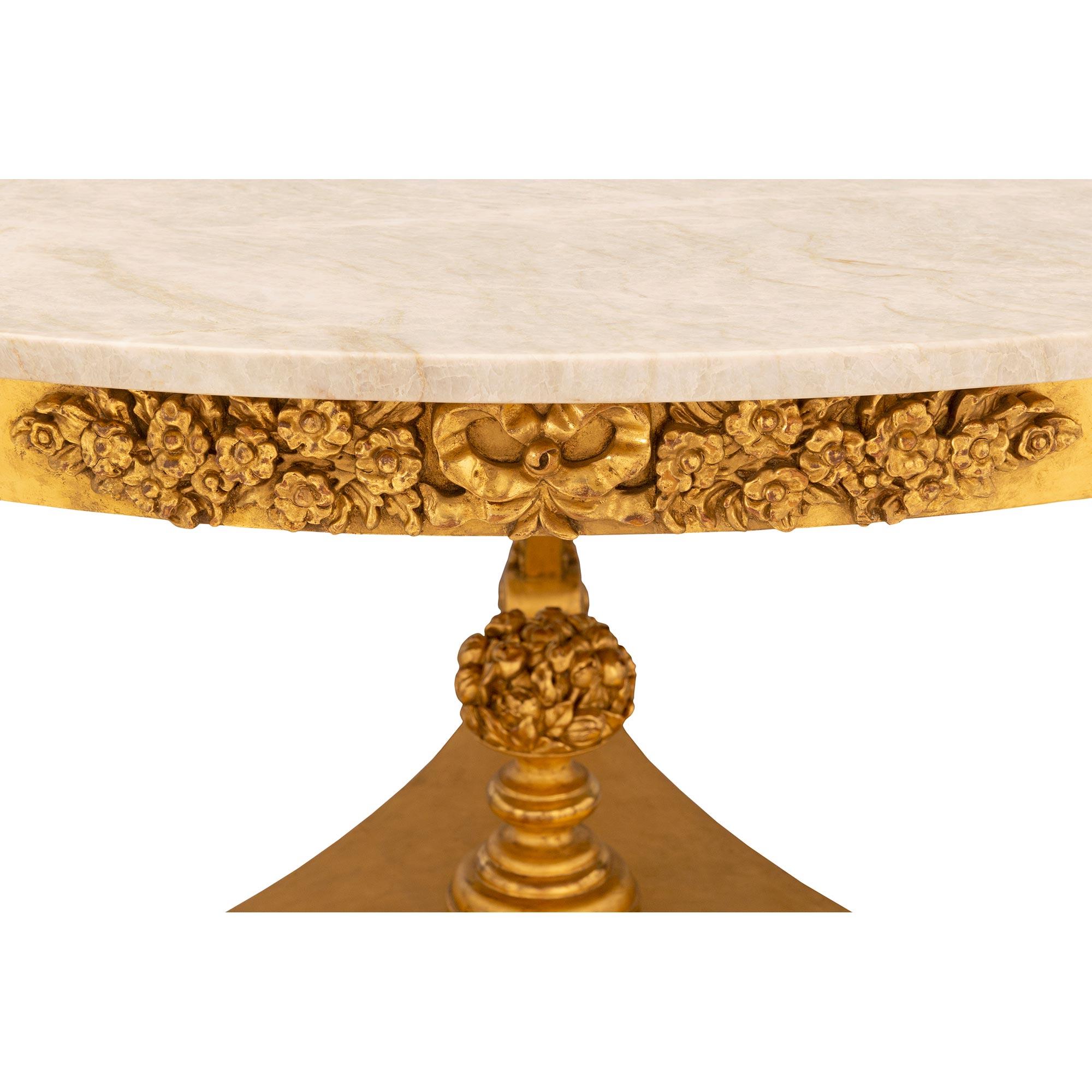 Marbre Table centrale italienne Louis XVI du 19ème siècle en bois doré et pierre d'albâtre en vente