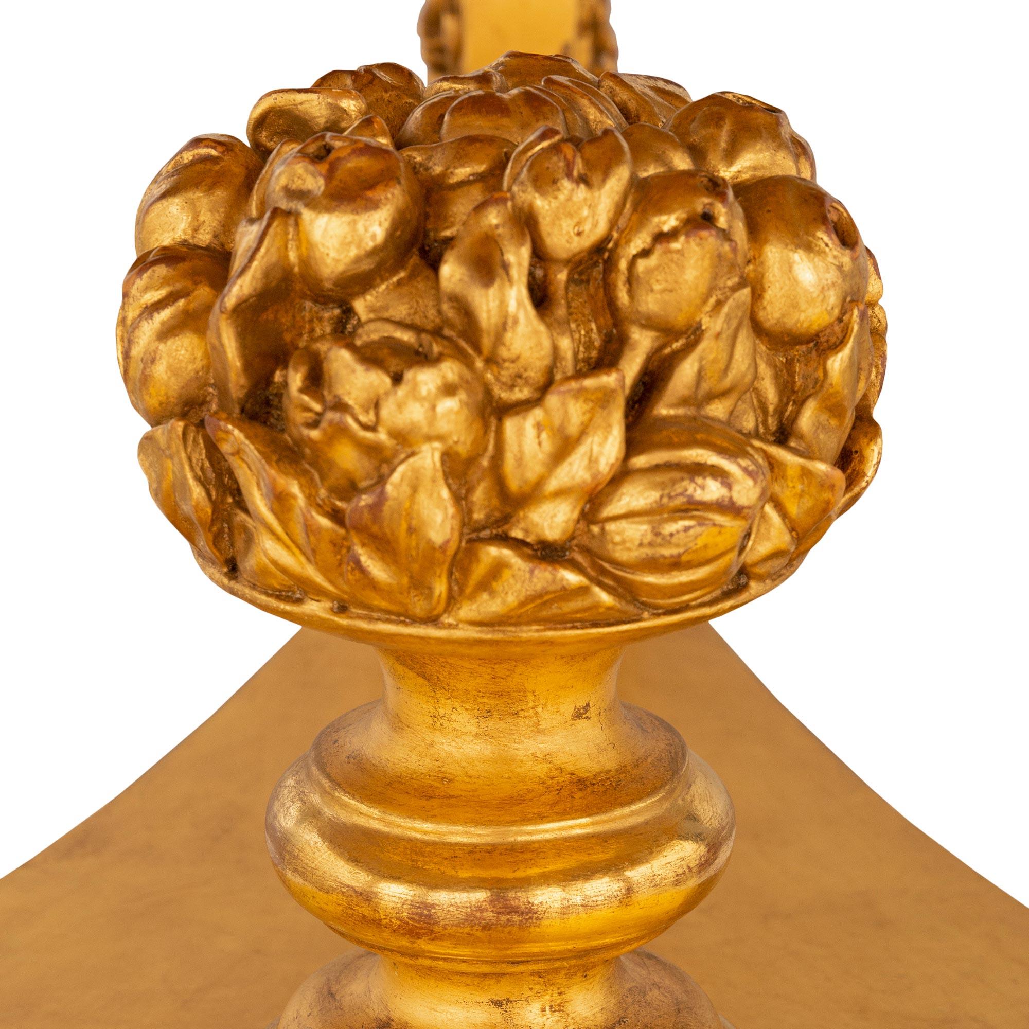 Table centrale italienne Louis XVI du 19ème siècle en bois doré et pierre d'albâtre en vente 3