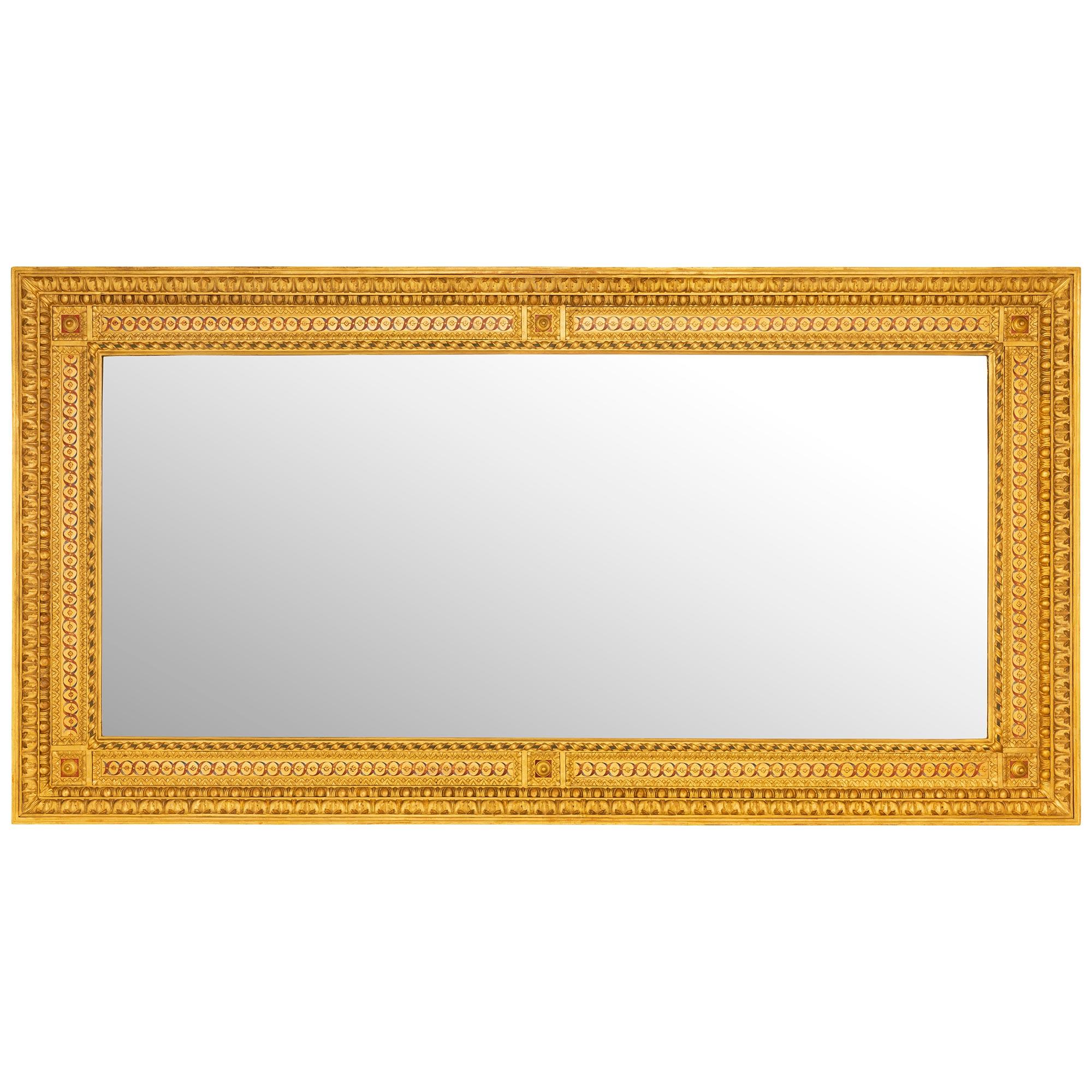 Ein beeindruckender und monumentaler italienischer Spiegel aus dem 19. Jahrhundert aus vergoldetem und handbemaltem Louis-XVI-Holz. Die originelle Spiegelplatte ist in ein auffälliges, höchst dekoratives, gedrehtes Band mit einzigartigen und höchst