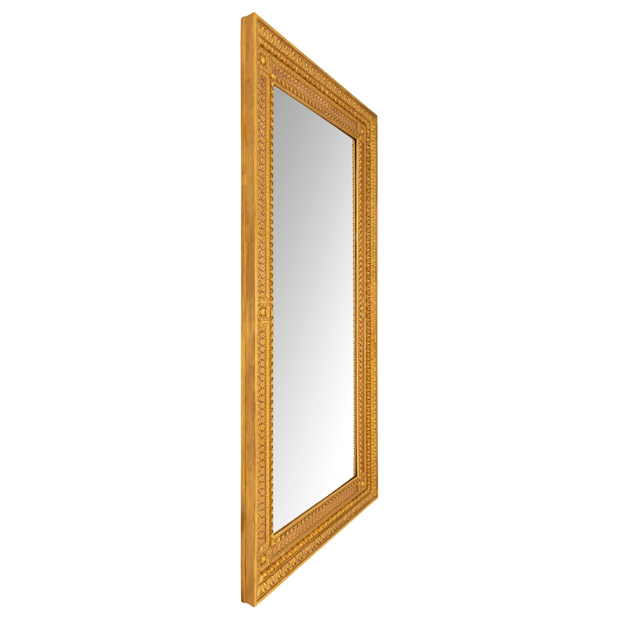 Patiné Miroir italien du 19ème siècle de style Louis XVI en bois doré et peint à la main en vente