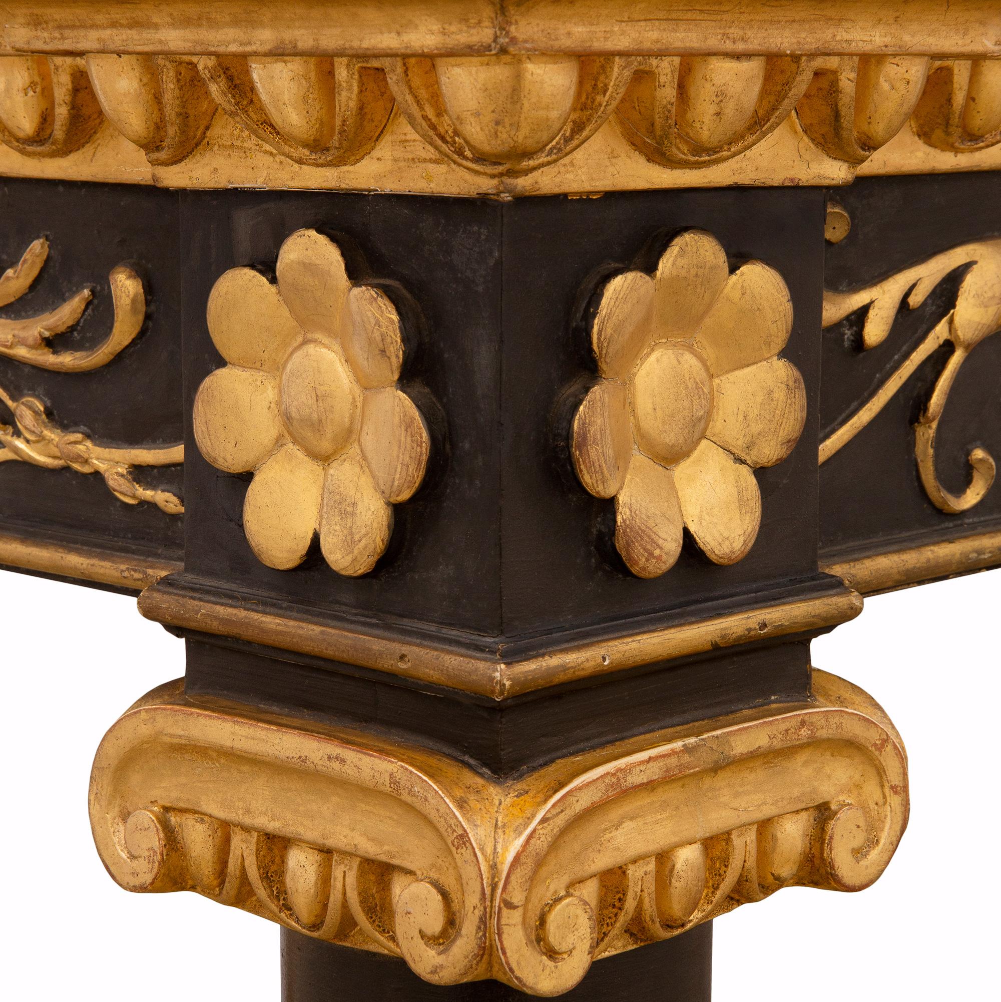 Console italienne Louis XVI du 19ème siècle en bois doré et marbre en vente 3