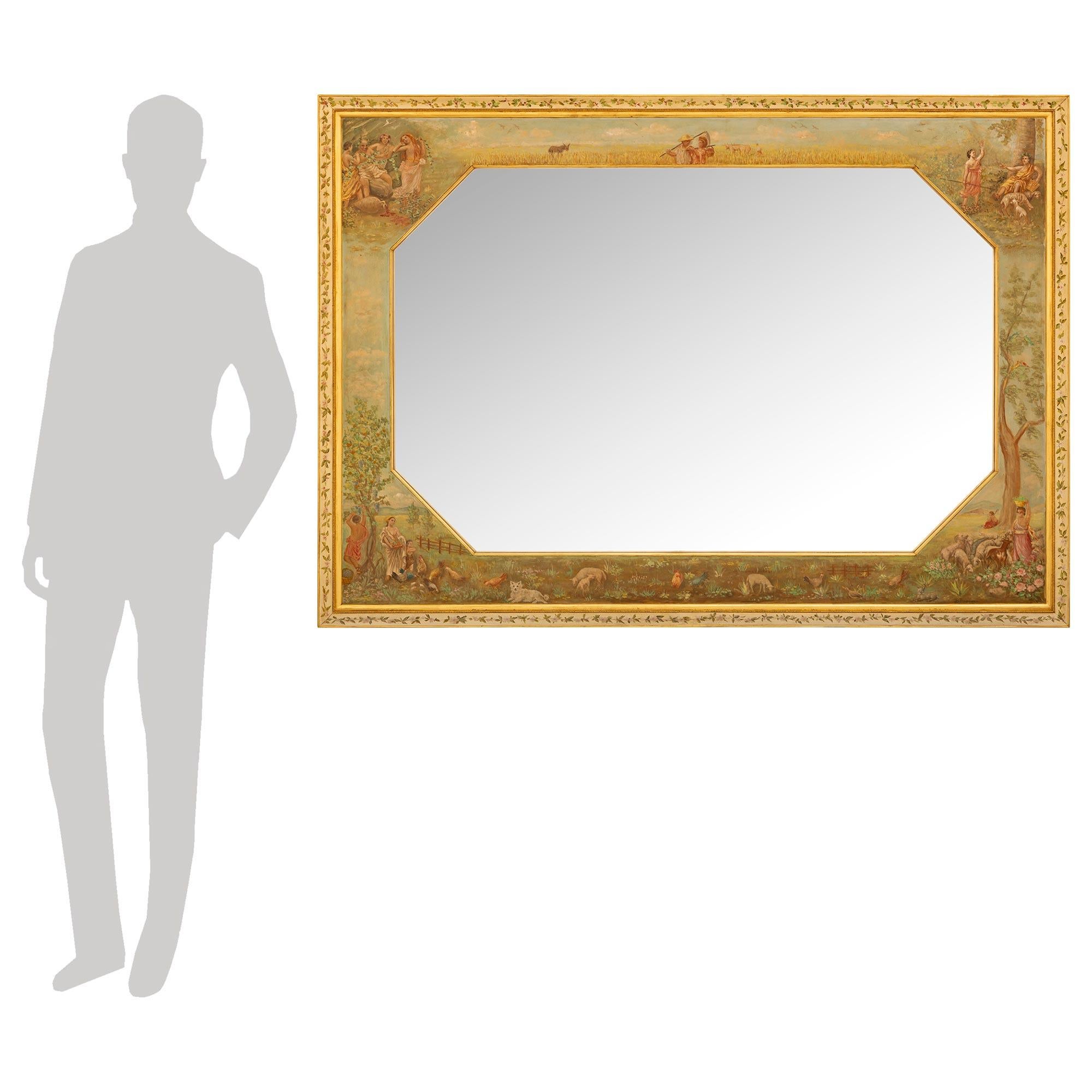 Magnifique et très élégant miroir italien du XIXe siècle de style Louis XVI en bois doré et patiné. Ce superbe miroir est placé dans un cadre très décoratif peint à la main représentant des scènes pastorales de l'Antiquité romaine. Une bordure en
