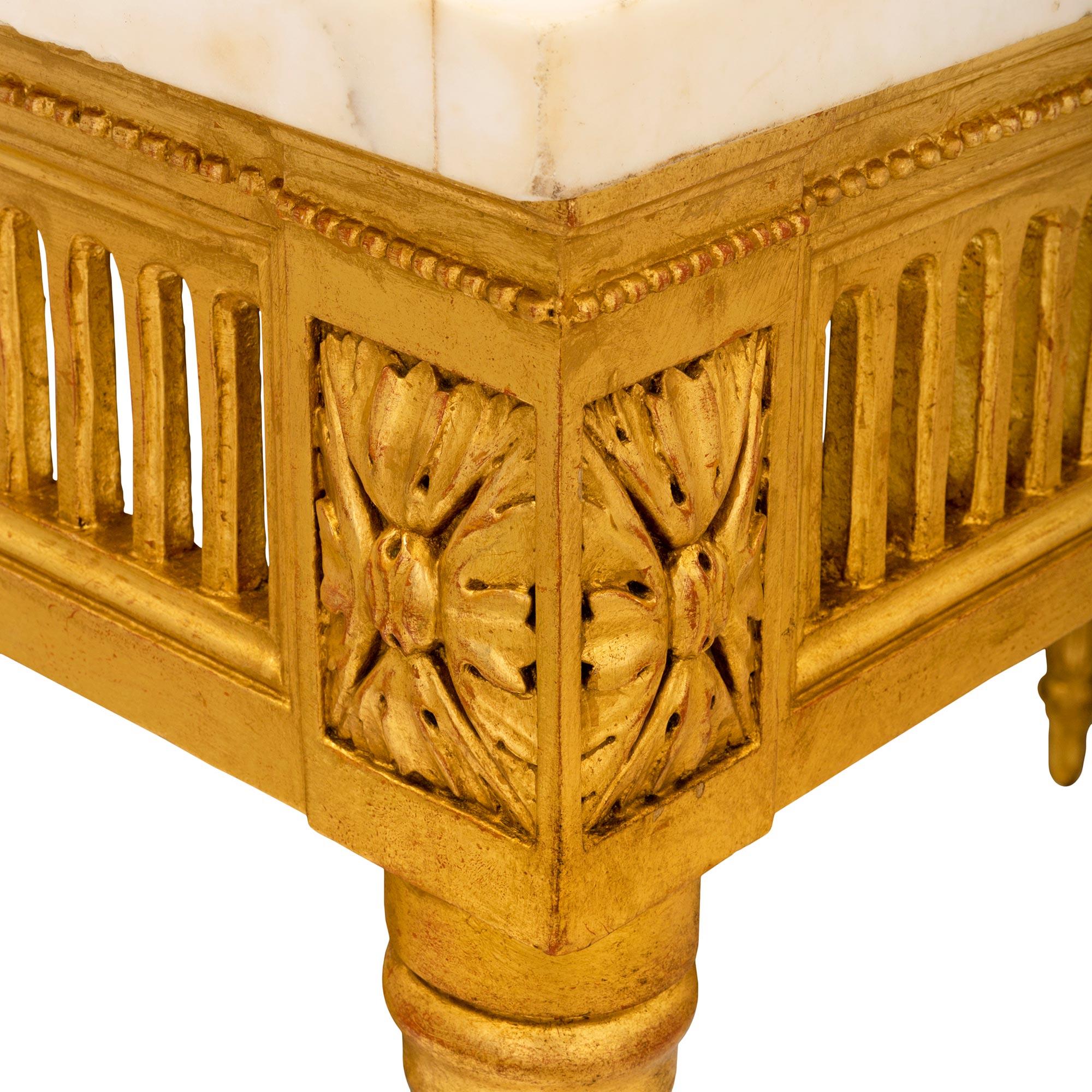 Marbre Console italienne Louis XVI du 19ème siècle en bois doré et marbre spécimen en vente