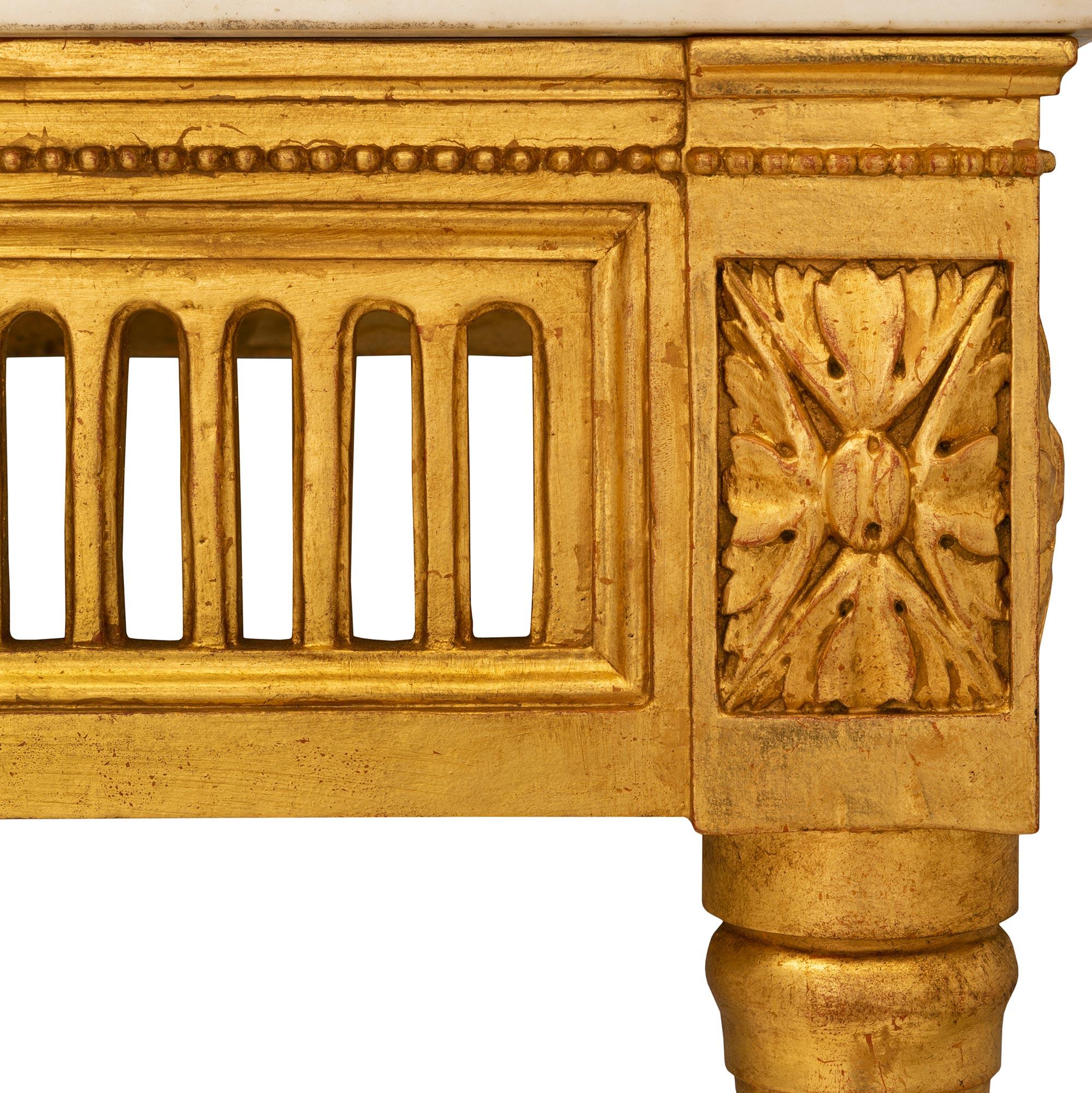 Console italienne Louis XVI du 19ème siècle en bois doré et marbre spécimen en vente 1