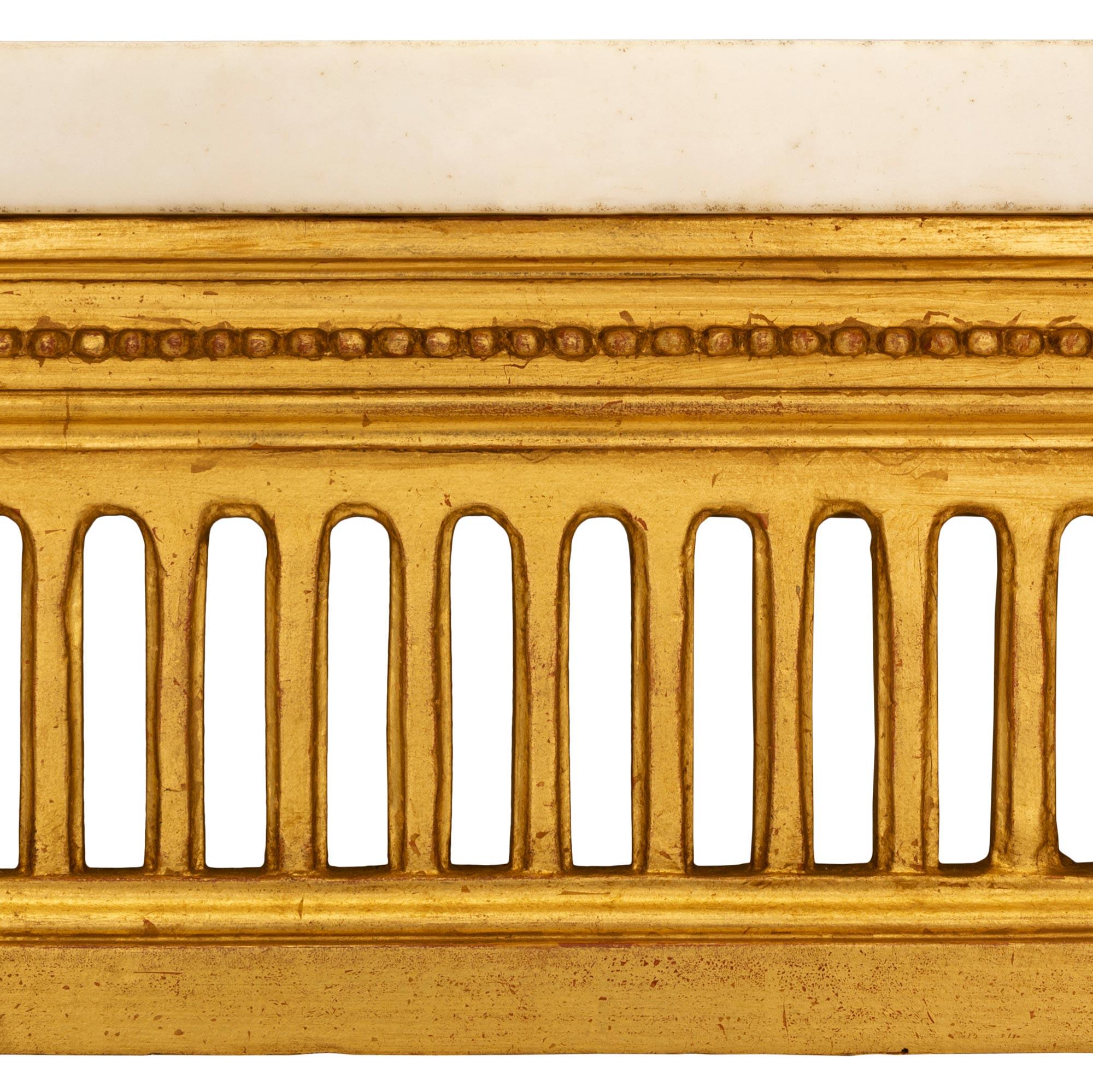 Console italienne Louis XVI du 19ème siècle en bois doré et marbre spécimen en vente 2