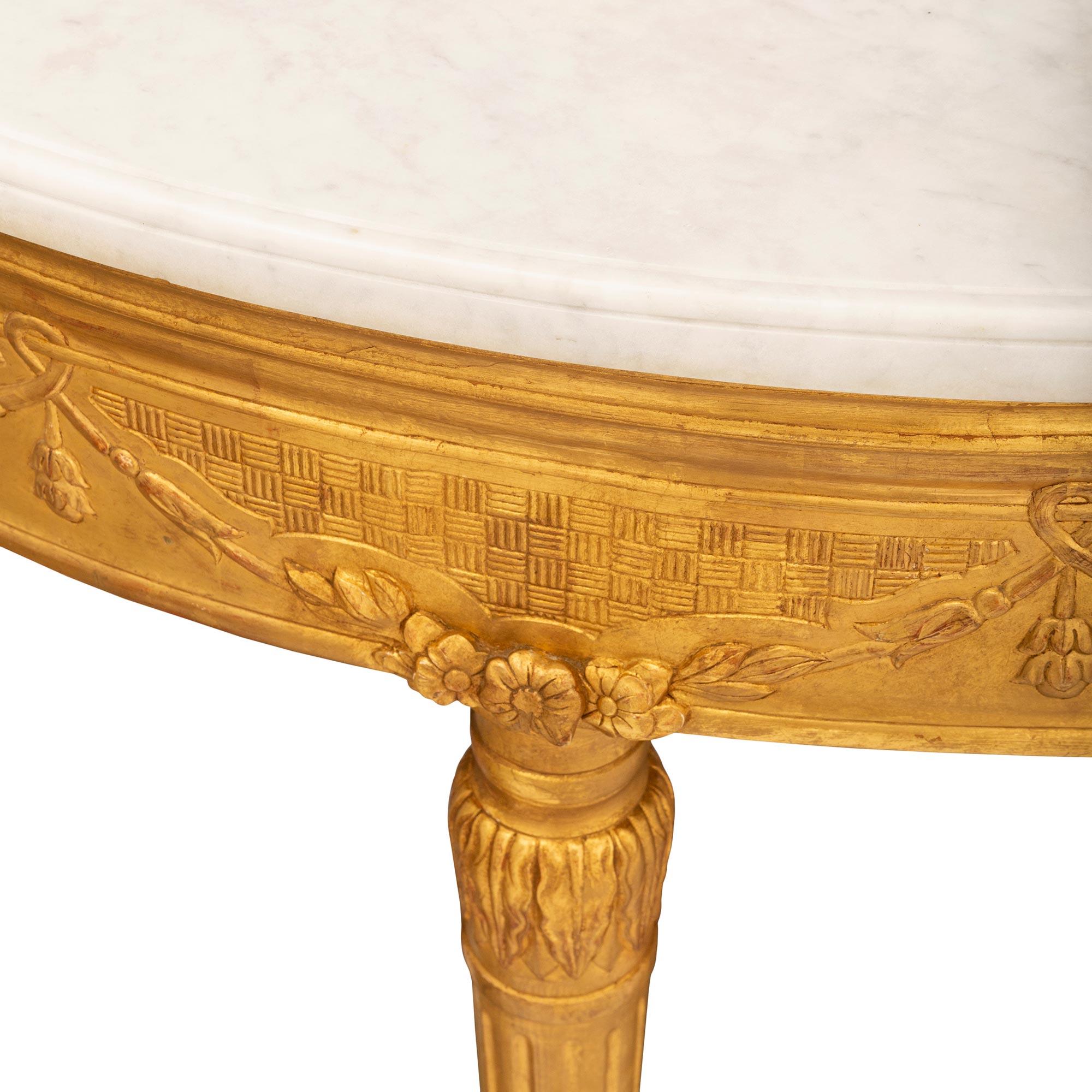 Marbre Console italienne du 19ème siècle de style Louis XVI en bois doré et marbre de Carrare blanc en vente